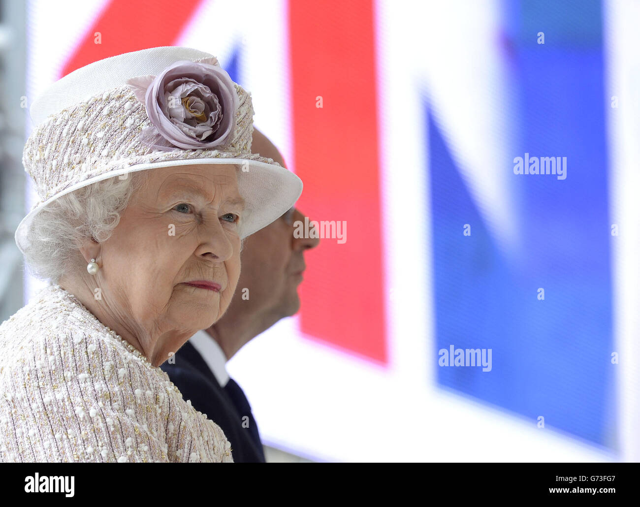 Königin Elizabeth II. Mit dem französischen Präsidenten Francois Hollande, die auf dem Blumenmarkt nach Marche aux Fleurs - reine Elizabeth II. Geht, in der Nähe der Kathedrale Notre Dame in Paris, als ihr dreitägiger Staatsbesuch in Frankreich zu Ende geht Stockfoto
