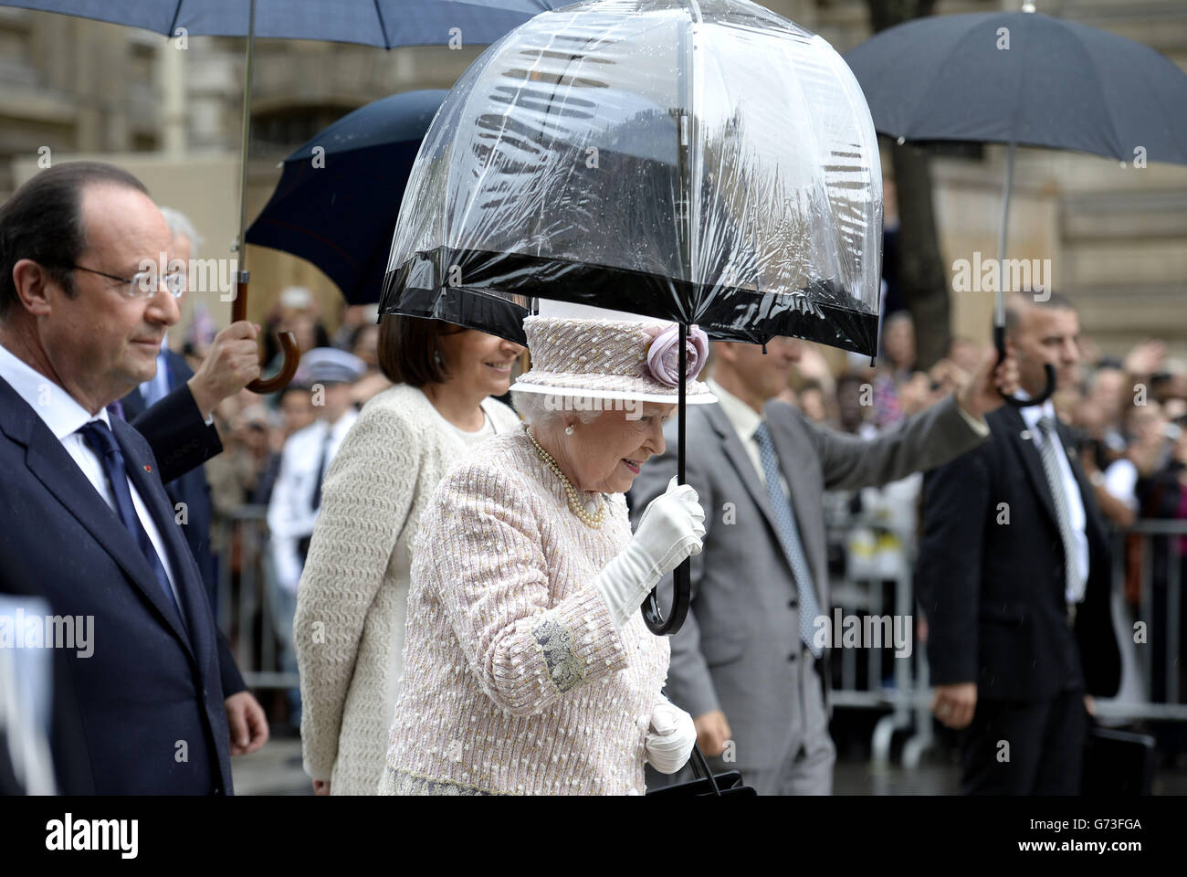 Königin Elizabeth II. Mit dem französischen Präsidenten Francois Hollande, die auf dem Blumenmarkt nach Marche aux Fleurs - reine Elizabeth II. Geht, in der Nähe der Kathedrale Notre Dame in Paris, als ihr dreitägiger Staatsbesuch in Frankreich zu Ende geht Stockfoto