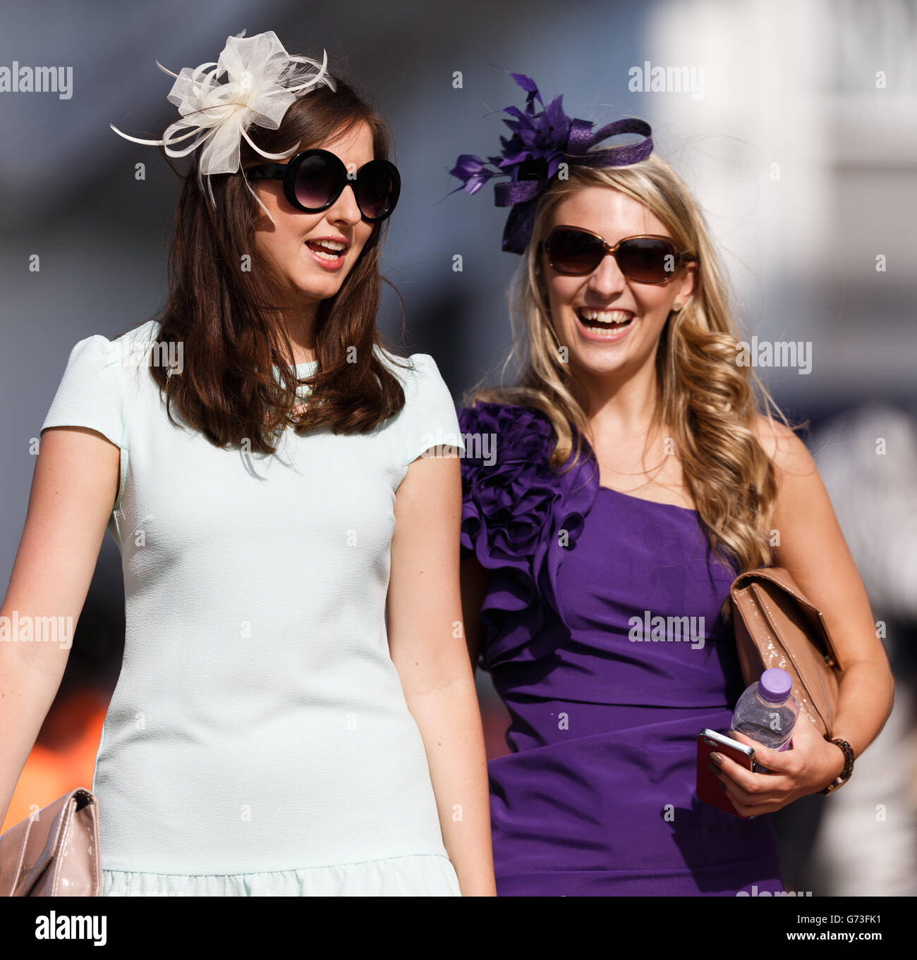 Pferderennen - Investec Ladies Day 2014 - Epsom Downs Racecourse. Rennfahrer genießen ihren Tag bei den Rennen Stockfoto