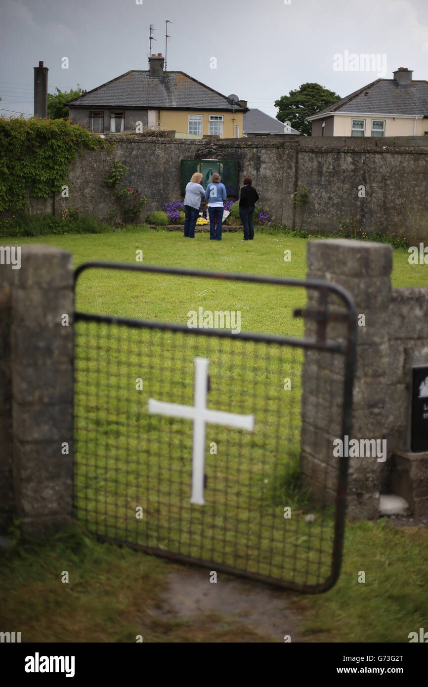 Mitglieder der Öffentlichkeit an der Stelle eines Massengrabes für Kinder, die im Tuam Mutter- und Babyhaus in Galway starben, da die irische Regierung sich dem nationalen und internationalen Druck über den Skandal des Todes von 4,000 Babys, die in unmarkierten begraben wurden, gebeugt hat, Ungeweihte und Massengräber in Häusern für unverheiratete Mütter. Stockfoto