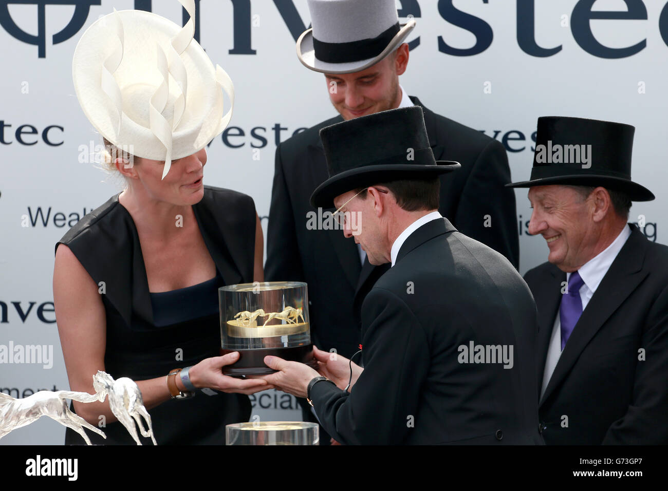 Pferderennen Sie - Investec Derby-Tag 2014 - Epsom Downs Racecourse Stockfoto