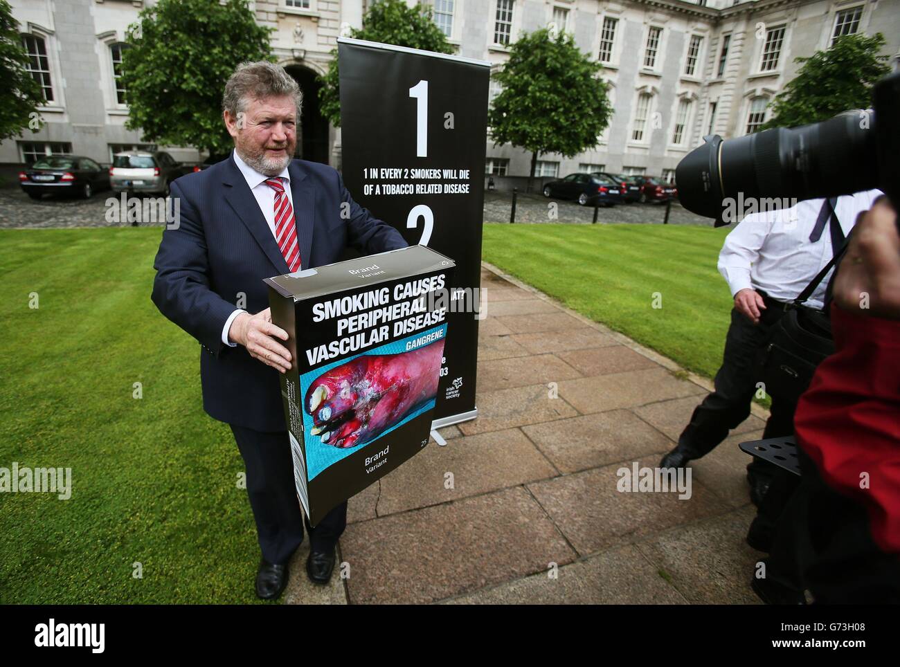 Gesundheitsminister James Reilly spricht vor den Medien in den Regierungsgebäuden in Dublin, da Irland als erstes europäisches Land ein Verbot von Zigarettenpackungen mit Markenwerbung angeordnet hat. Stockfoto