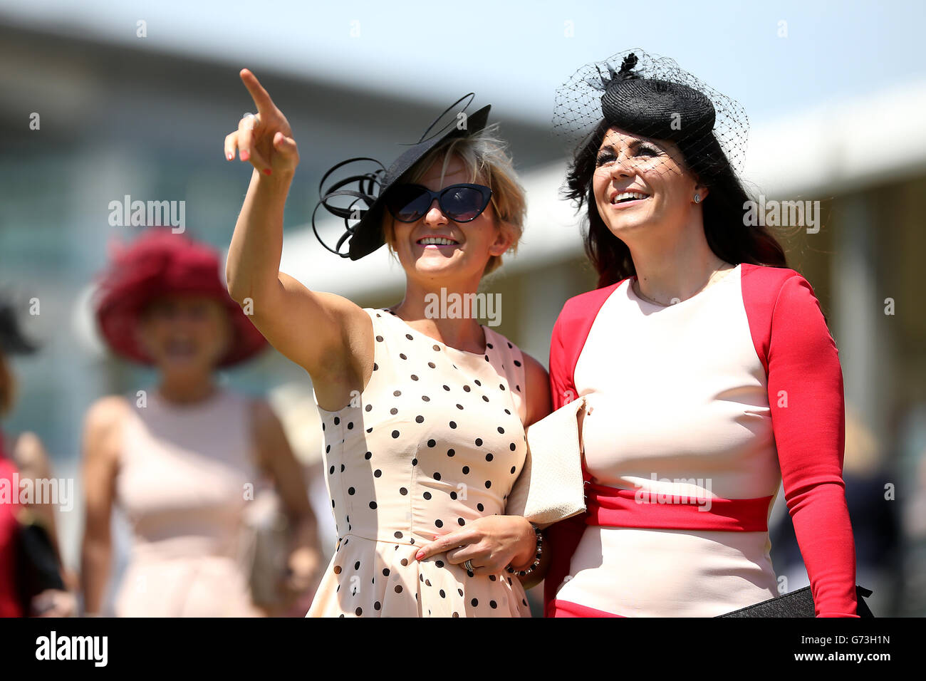 Pferderennen Sie - Investec Ladies Day 2014 - Epsom Downs Racecourse Stockfoto