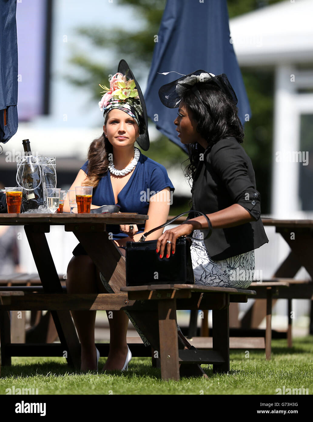 Pferderennen Sie - Investec Ladies Day 2014 - Epsom Downs Racecourse Stockfoto