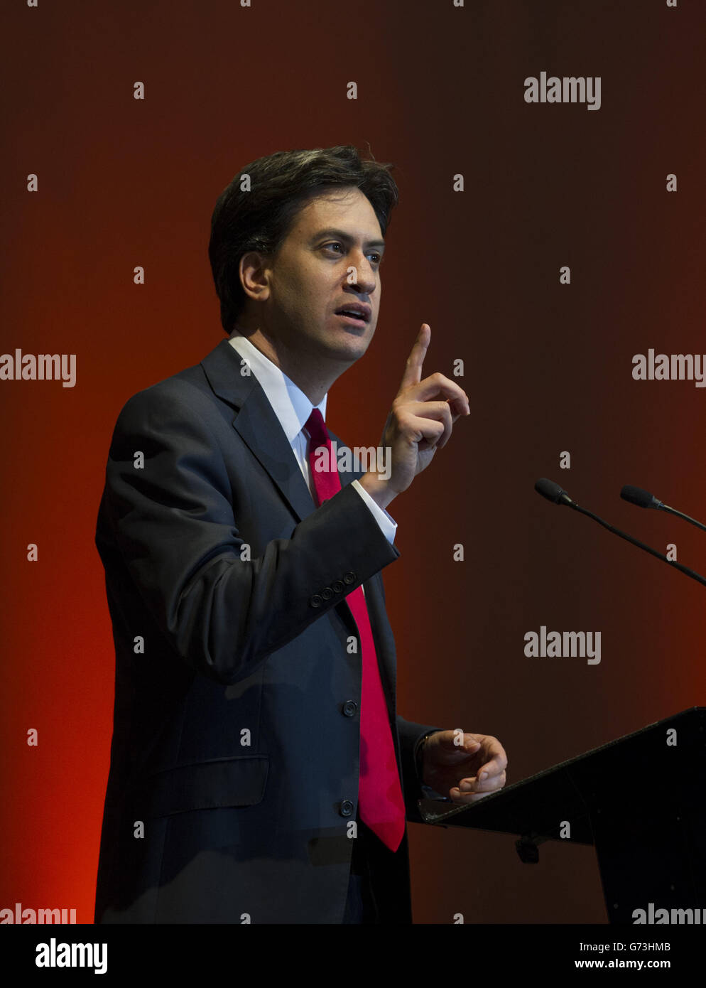 Der Gewerkschaftsführer Ed Miliband hält eine Rede während der GMB Union Konferenz in der Capital FM Arena, Nottingham. Stockfoto