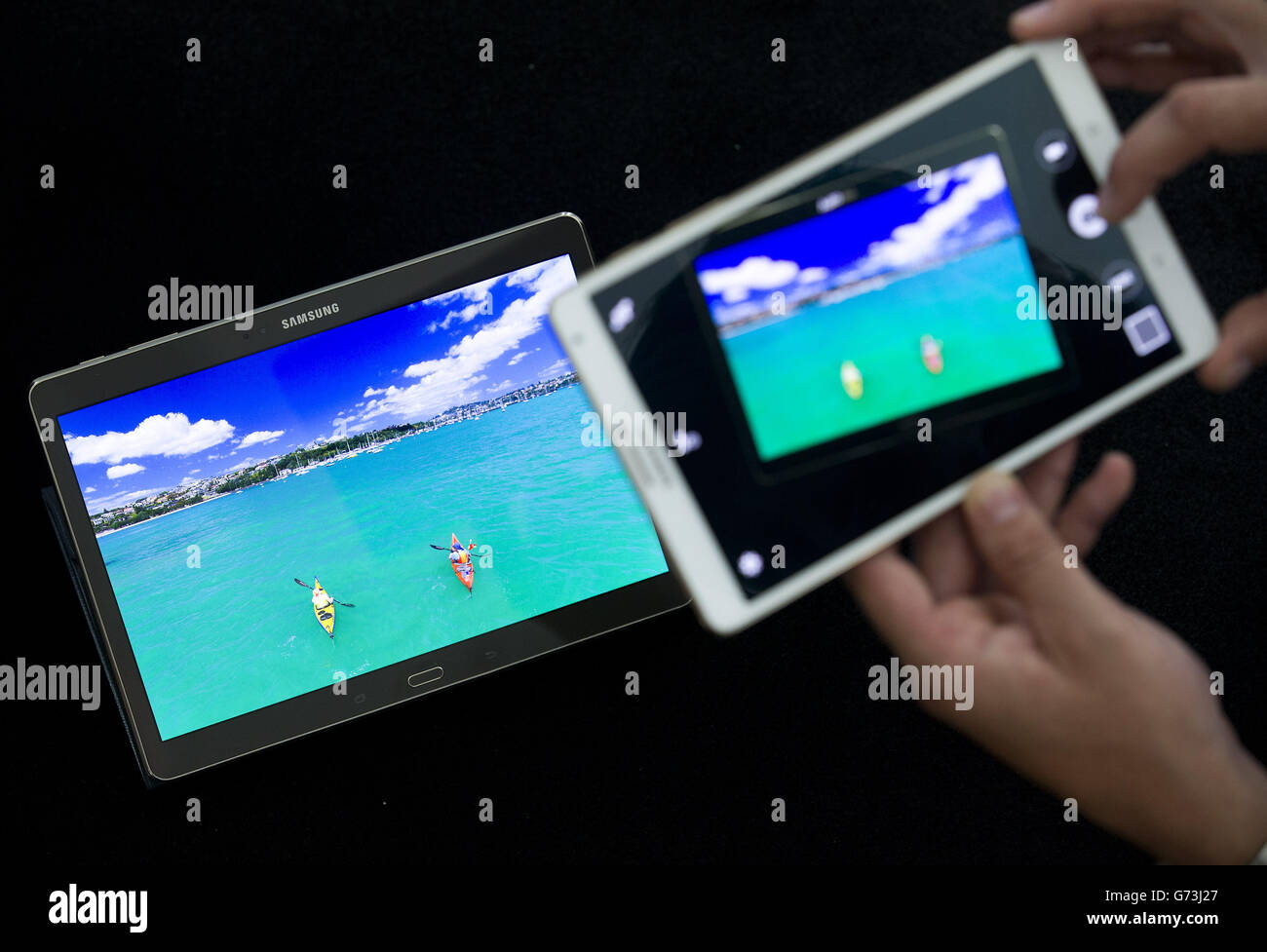 Samsung enthüllen ihre neue Galaxy Tab 8.4 Zoll-Modell (rechts) und 10,5 Zoll-Modell bei Canary Wharf in London. Stockfoto