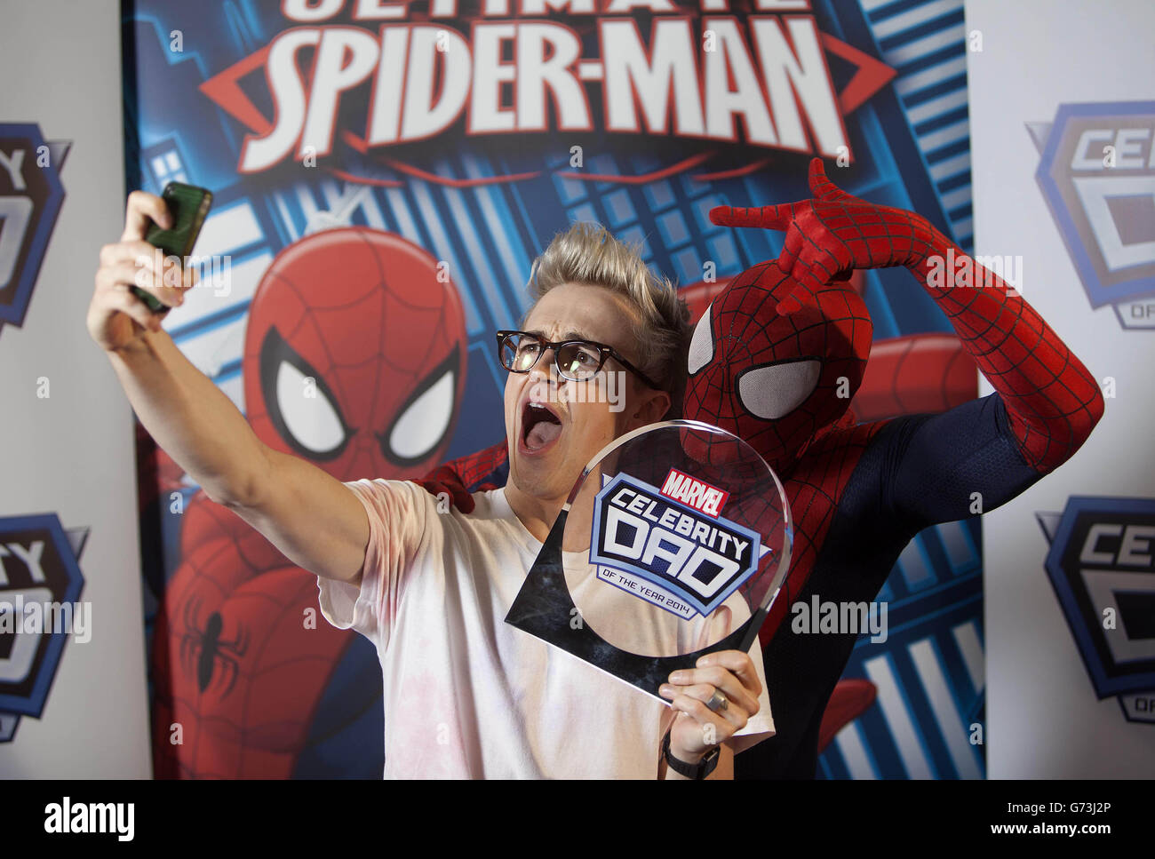 Tom Fletcher, aus McBusted, posiert für ein "Selfie" mit Super Hero Spider-man, nachdem er zum Marvel Celebrity Dad of the Year 2014 gekrönt wurde, wie er von der britischen Öffentlichkeit gewählt wurde, im Zentrum von London. Stockfoto