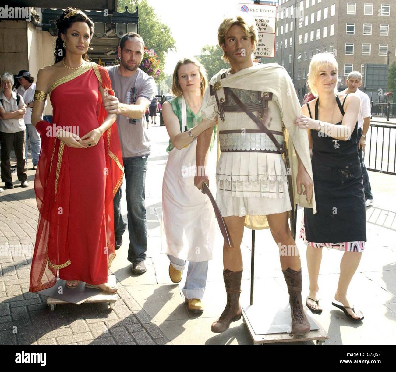 Die neuen Wachsfiguren von Colin Farrell, als Alexander der große, und Angelina Jolie, als Olympias während einer Fotoaufnahme, um neue Attraktion "Warriors" im Madame Tussauds im Zentrum von London zu starten. Das neue Live-Action-Erlebnis nutzt die weltweit erste digitale Technologie, um Tussauds in eine uralte Kampfarena zu verwandeln. Stockfoto