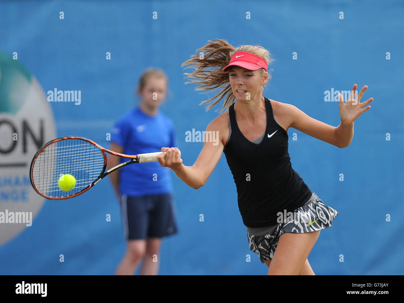 Die britische Katie Boulter ist während der AEGON Nottingham Challenge im Nottingham Tennis Center, Nottingham, gegen die tunesische Ons Jabeur im Einsatz. Stockfoto