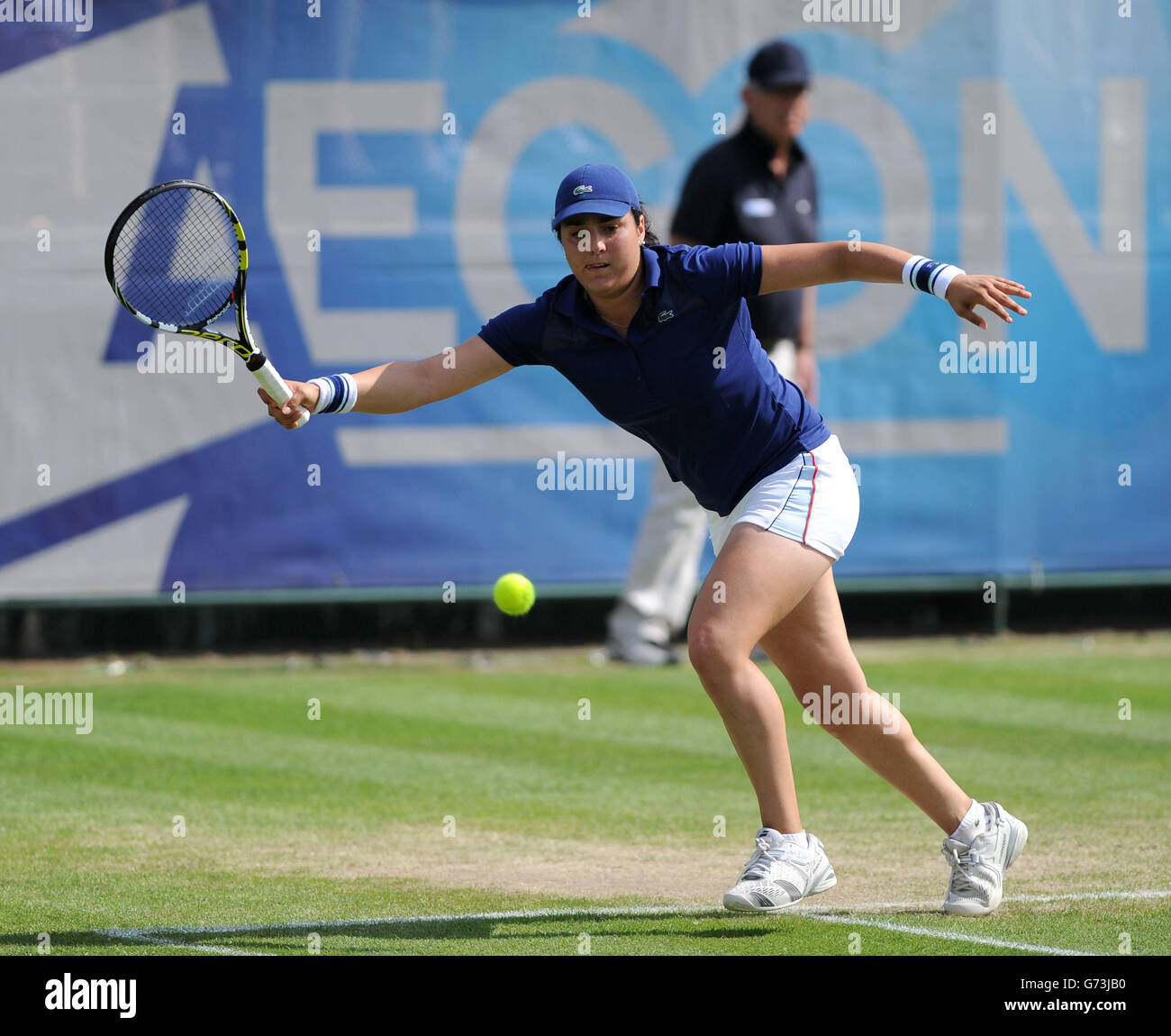Tunesiens Ons Jabeur im Einsatz gegen die britische Katie Boulter während der AEGON Nottingham Challenge im Nottingham Tennis Center, Nottingham. Stockfoto