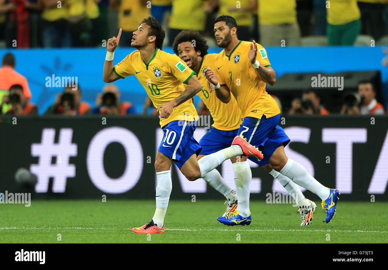 Fußball - FIFA Fußball-Weltmeisterschaft 2014 - Gruppe A - Brasilien - Kroatien - Arena Corinthians. Der Brasilianer Neymar (links) feiert mit Hulk und Marcelo, nachdem er das erste Tor seiner Seite erzielt hatte Stockfoto