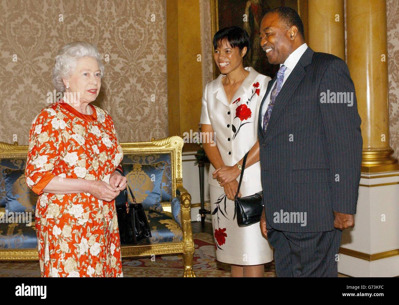 Königin Elizabeth II empfängt den Generalgouverneur von Antigua und Barbados, Sir James Carlisle, und Lady Carlisle im 1844 Room des Buckingham Palace in London. Stockfoto