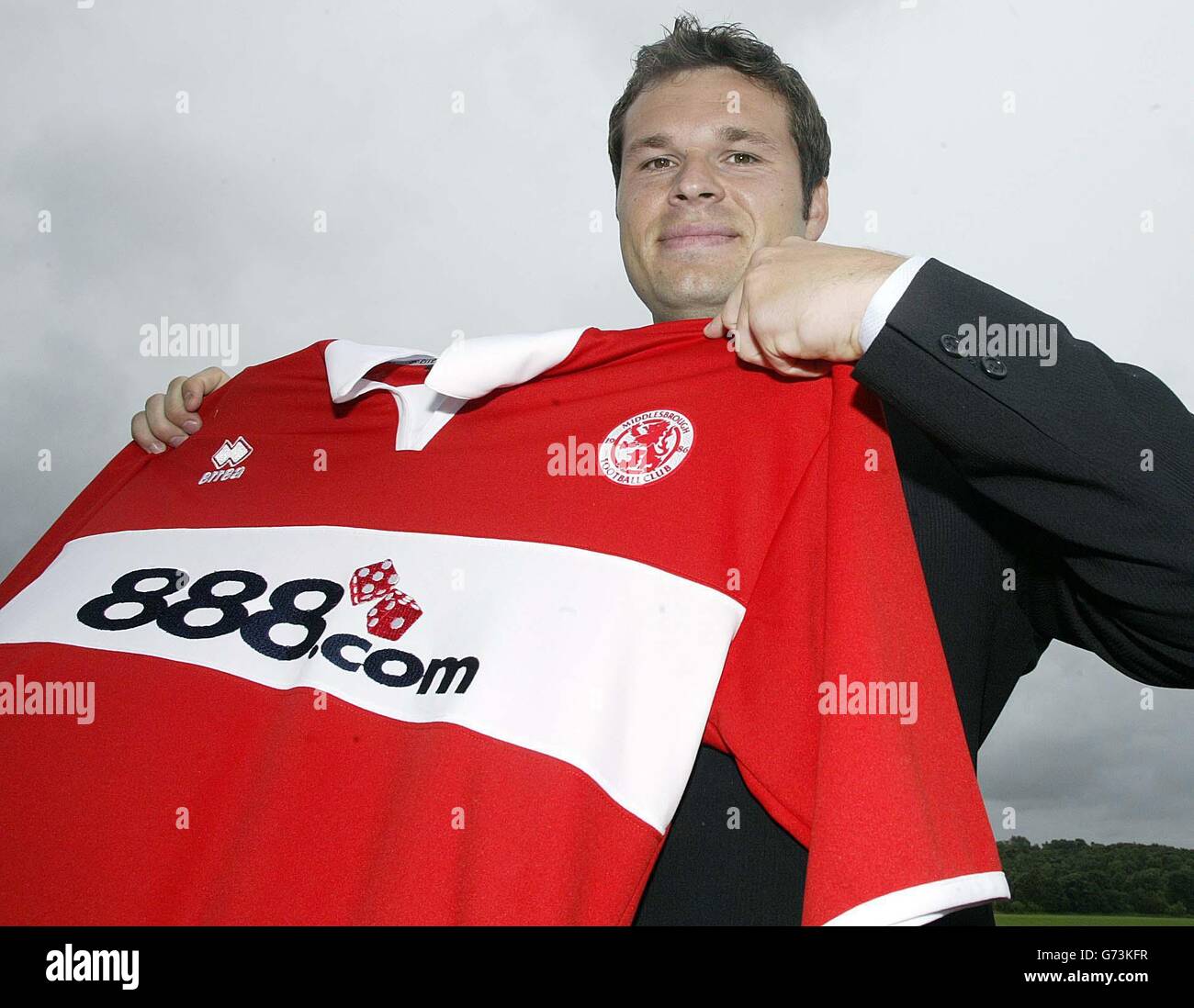 Mark Viduka wird als Middlebroughs neues 4.5Millionen-Zeichen vorgestellt. Der 28-jährige australische Stürmer, der einen dreijährigen Vertrag unterzeichnet hat, wurde auf einer Boro-Pressekonferenz auf dem Hurworth Training Ground, Darlington, zusammen mit dem rückenlosen Michael Reiziger, einem kostenlosen Transfer aus Barcelona, vorgestellt. Stockfoto