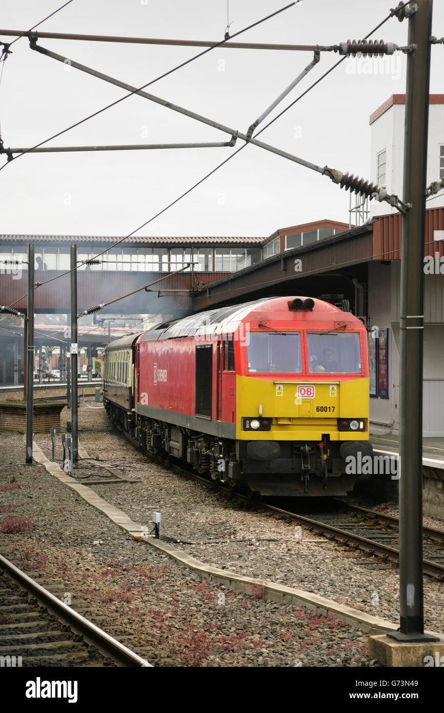 DB Schenker-Klasse 60 Diesel Lokomotive 60017 an York Station mit einer nach Norden Railtour. Stockfoto