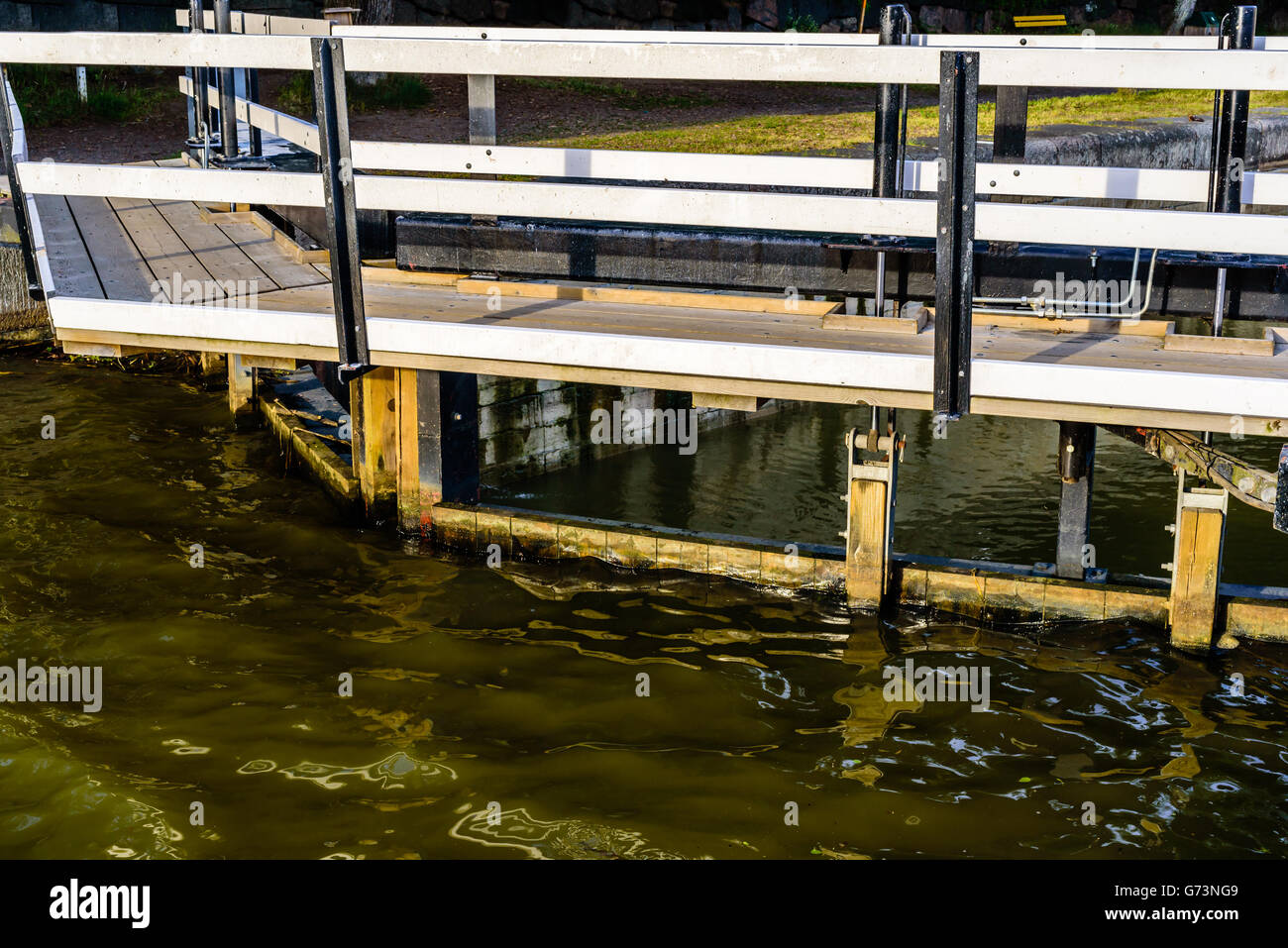 Schleuse am Göta Kanal. Höheren Wasserstand vor Schloss als hinter. Stockfoto