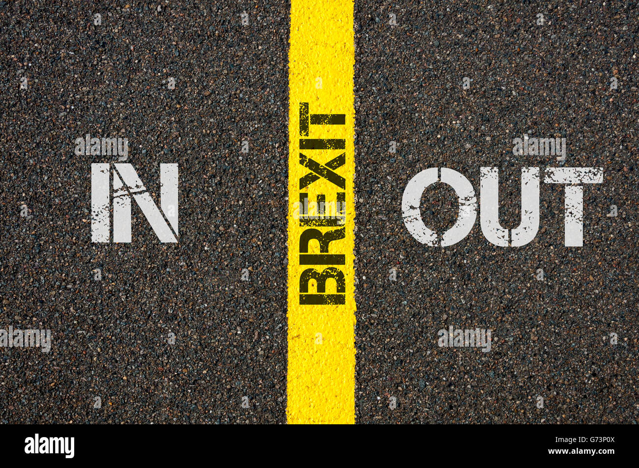 Antonym Konzept IN versus aus UK in Europäischen Union geschrieben über Asphalt, Markierung gelben Farbe, die Trennung zwischen Straße Stockfoto
