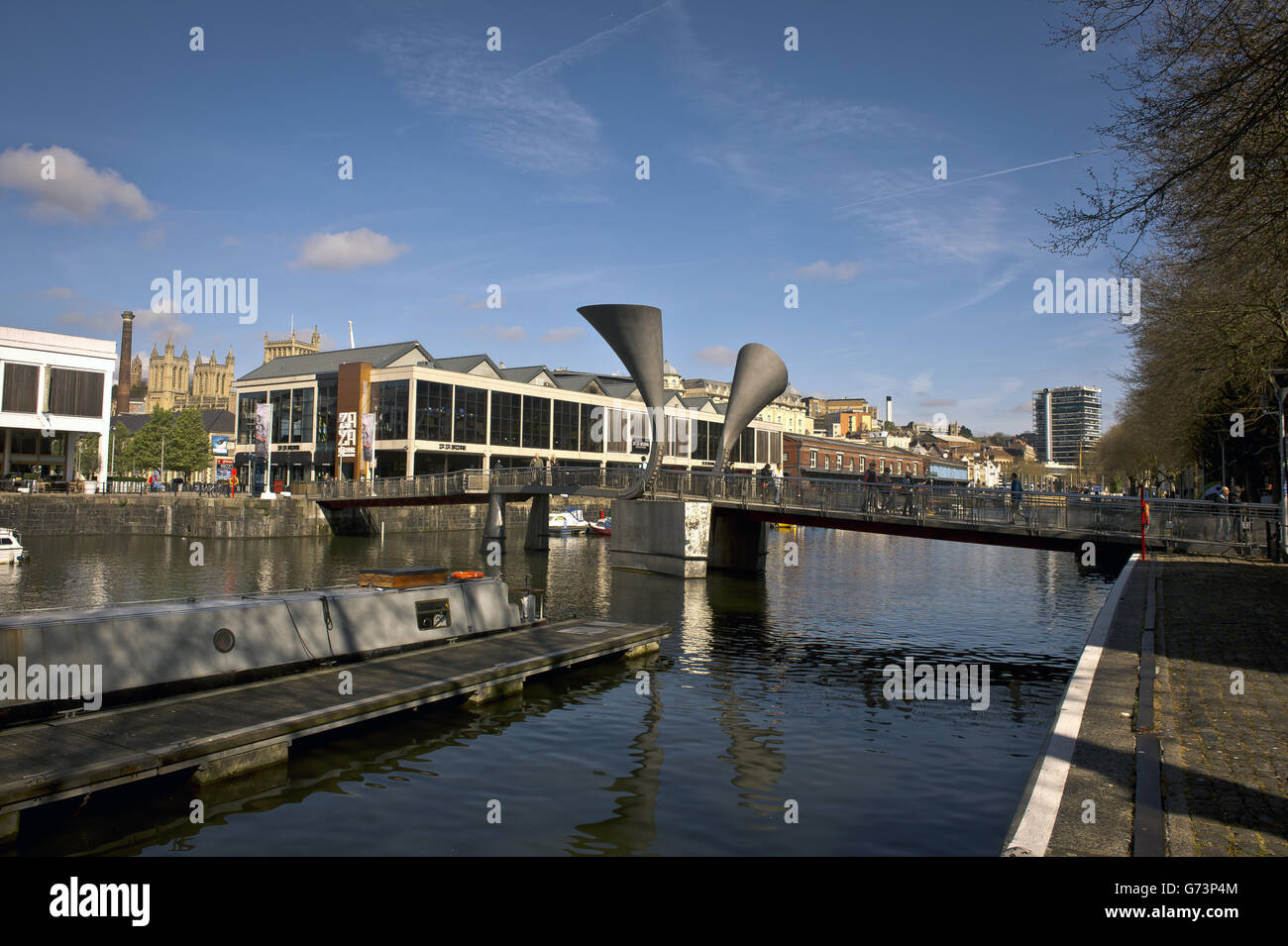 Bristol Harbour mit Blick auf die Pero's Bridge und die Bars und Nachtclubs am Wasser im Hafen der Stadt Bristol. Es existiert seit dem 13. Jahrhundert, wurde aber zu Beginn des 19. Jahrhunderts zu seiner heutigen Form weiterentwickelt, indem es Schleusentore auf einem Gezeitenabschnitt des Flusses Avon im Zentrum der Stadt installierte und einen Gezeitenumlauf für den Fluss zur Verfügung stellte. Er wird als schwimmender Hafen bezeichnet, da der Wasserstand konstant bleibt und er nicht vom Gezeitenzustand auf dem Fluss beeinflusst wird Stockfoto