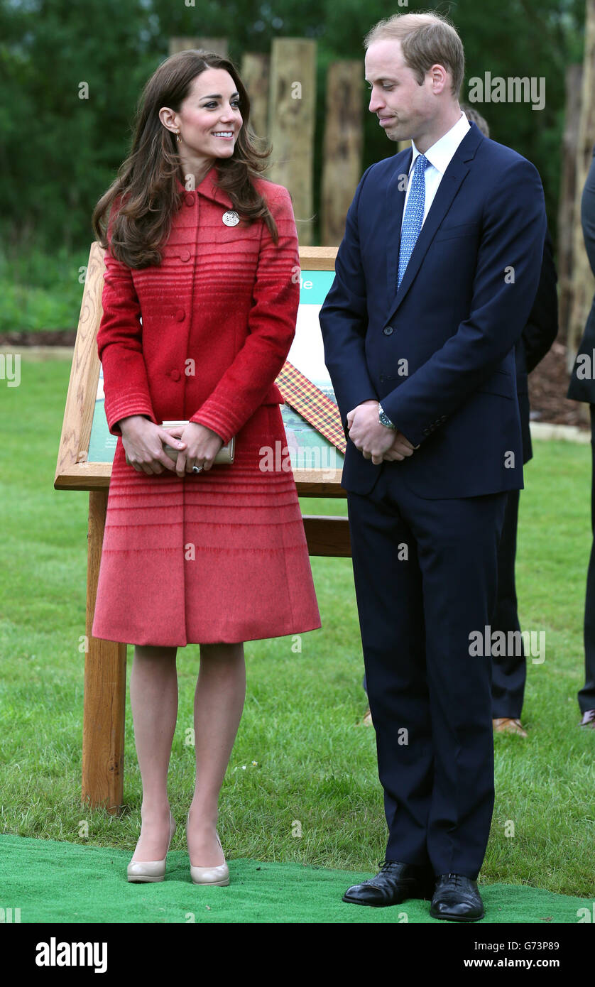 Royal Highnesses The Duke and Duchess of Cambridge, bekannt als Earl and Countess of Strathearn in Schottland, während eines Besuchs auf dem Strathearn Community Campus, um lokale Gruppen zu treffen, darunter junge Betreuer, Scouts, Cadets und Brownies sowie Vertreter von Scottish Air Ambulance. Stockfoto