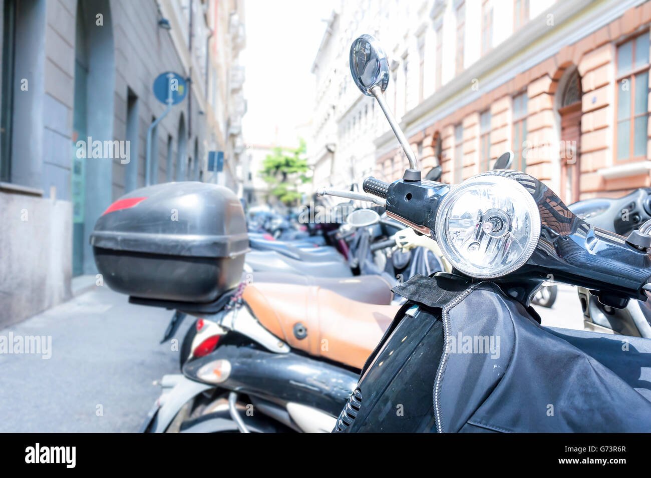 Motorrad, Motorrad Roller in Zeile in Stadt Straße geparkt. Stockfoto