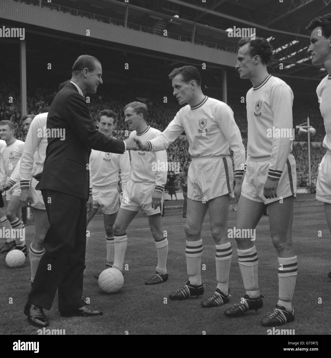 Der Duke of Edinburgh schüttelt sich die Hände mit Mike Stringfellow, als ihm die Spieler von Leicester City vor dem FA Cup Finale gegen Manchester United auf dem Feld im Wembley Stadium vorgestellt wurden. Stockfoto