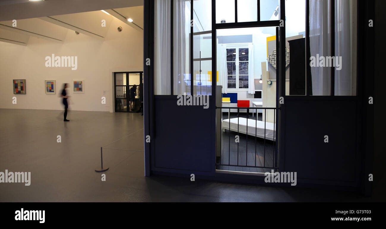 Tate Liverpool bereitet sich auf die Ausstellung Mondrian and His Studios vor, die eine lebensgroße Rekonstruktion von Piet Mondrians Paris Studio beinhaltet. Stockfoto