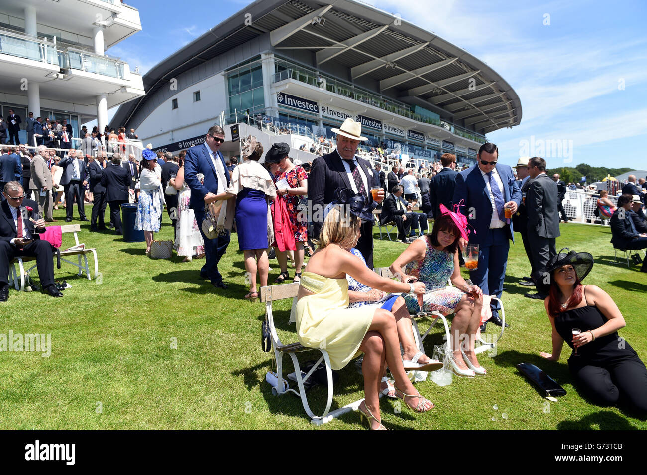 Rennfahrer vor dem Investec Ladies Day auf der Epsom Downs Racecourse, Surrey. Stockfoto