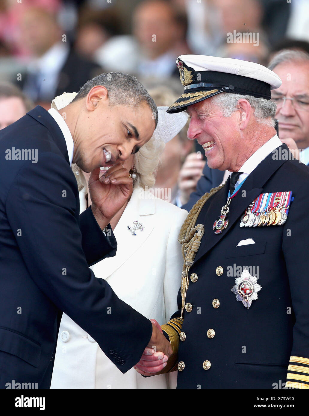 Der Prinz von Wales und Präsident Barak Obama der Vereinigten Staaten bei einer internationalen Zeremonie mit Staatsoberhäuptern am Sword Beach in der Normandie anlässlich des 70. Jahrestages der Landungen des D-Day. Stockfoto