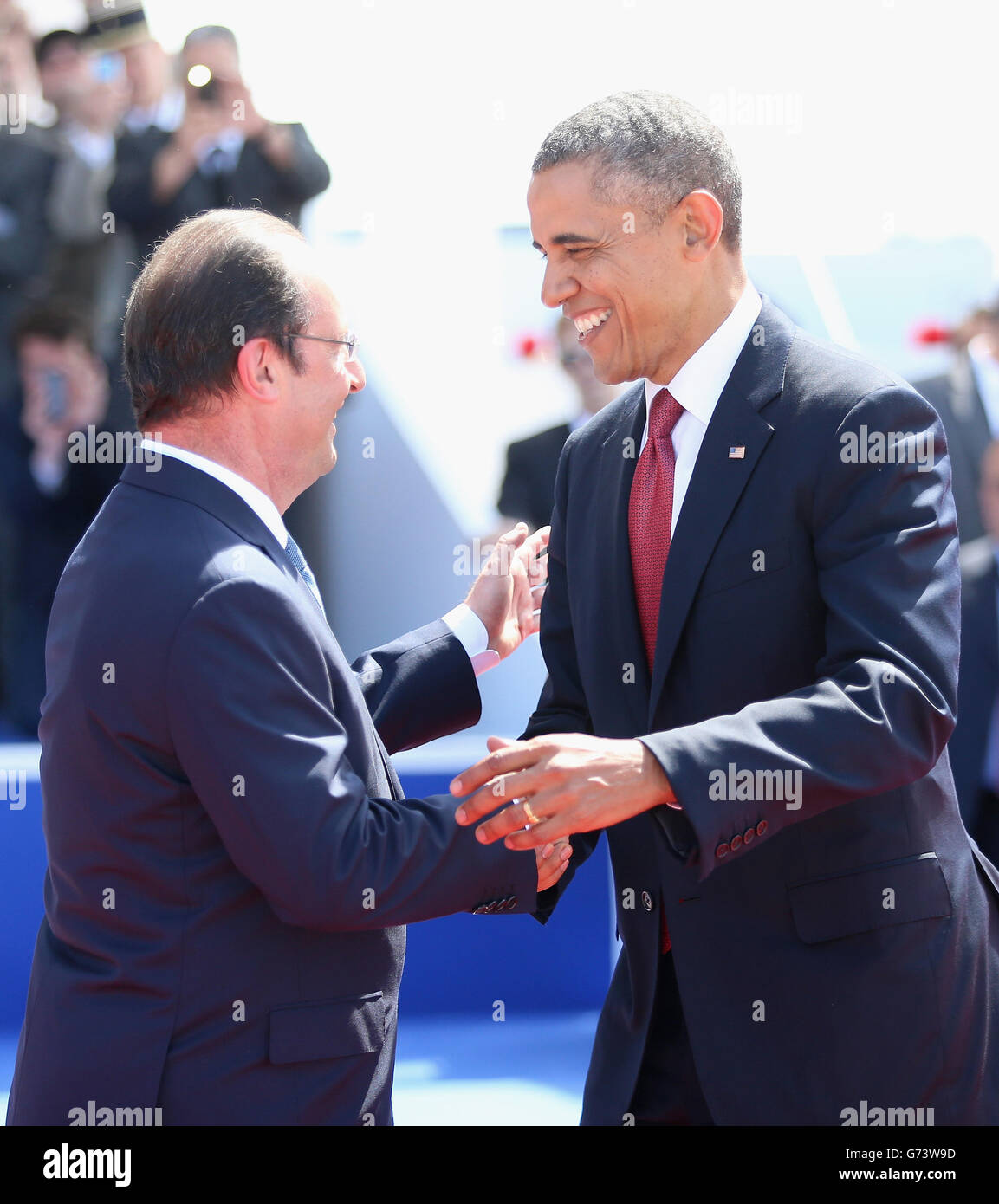Präsident Barak Obama der Vereinigten Staaten begrüßt den französischen Präsidenten Francois Hollande während einer internationalen Zeremonie mit den Staatschefs am Sword Beach in der Normandie zum 70. Jahrestag der Landungen des D-Day. Stockfoto