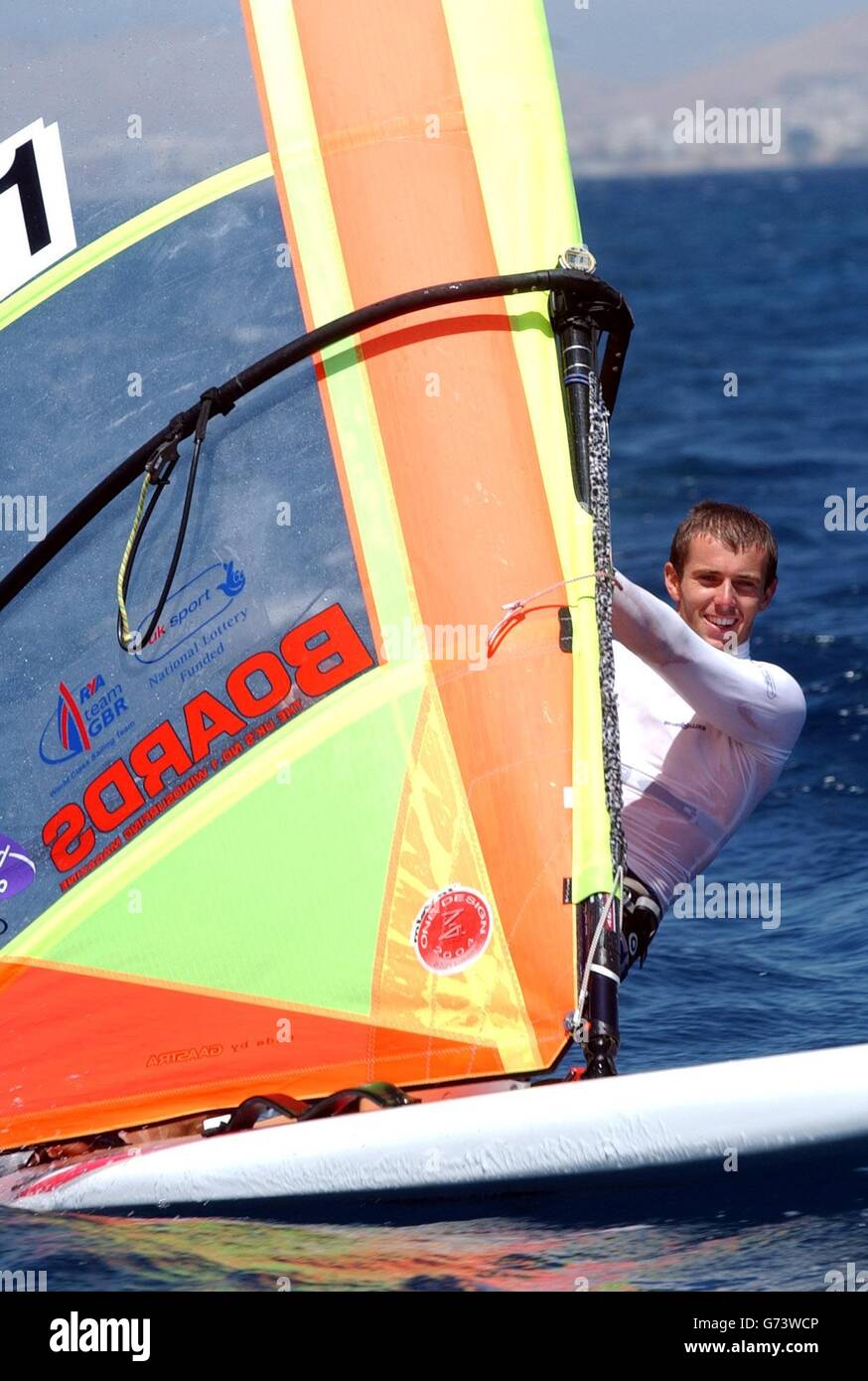 Norwich geboren Nick Dempsey auf dem Wasser während der Royal Yachting Association olympic Team Preview Tag an ihrer Basis in Athen, Griechenland. Nick wird bei den olympischen spielen 2004 in Athen als Teil des britischen Segelteams in der Mistral-Klasse antreten. Stockfoto