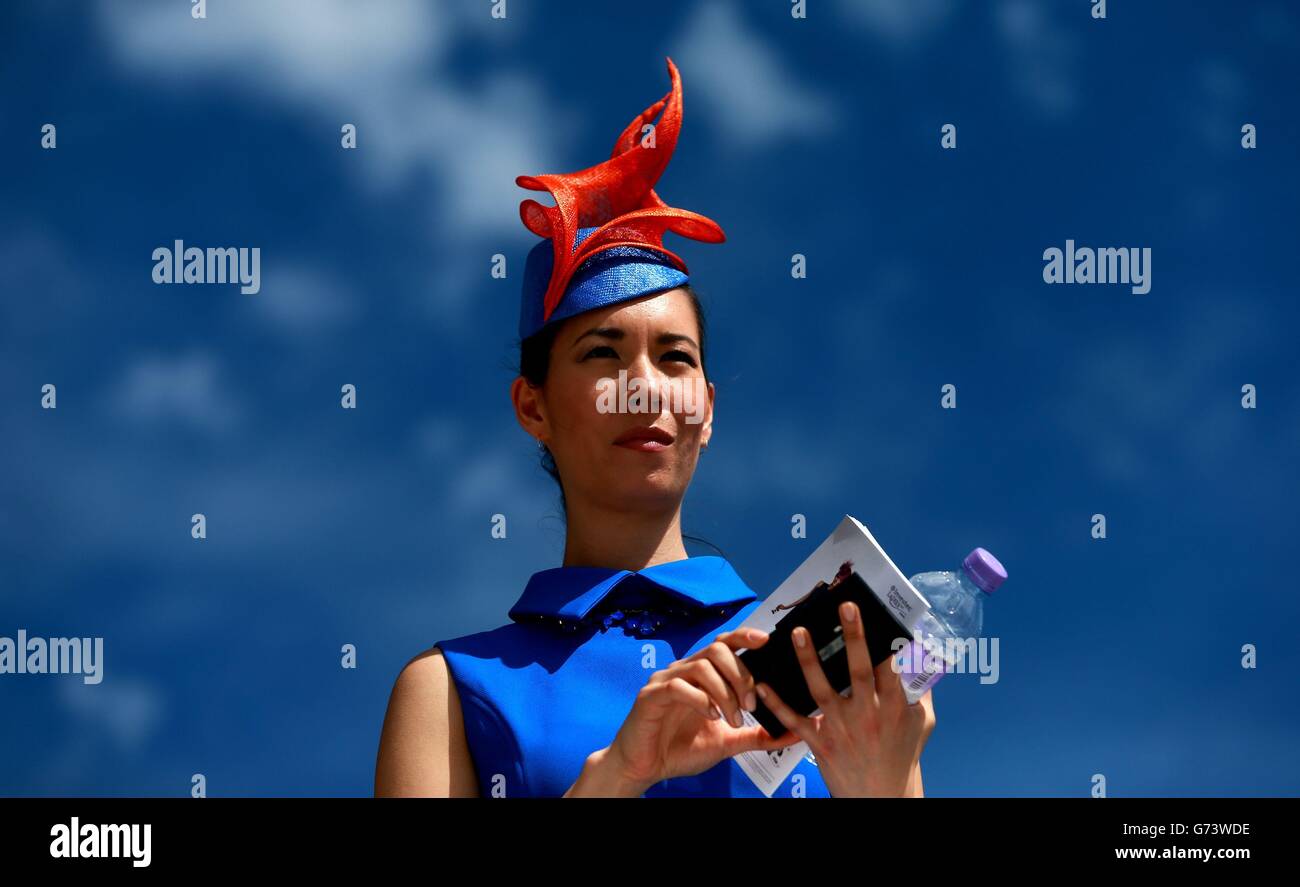 Damen genießen die Rennen während des Investec Ladies Day auf der Epsom Downs Racecourse, Surrey. Stockfoto