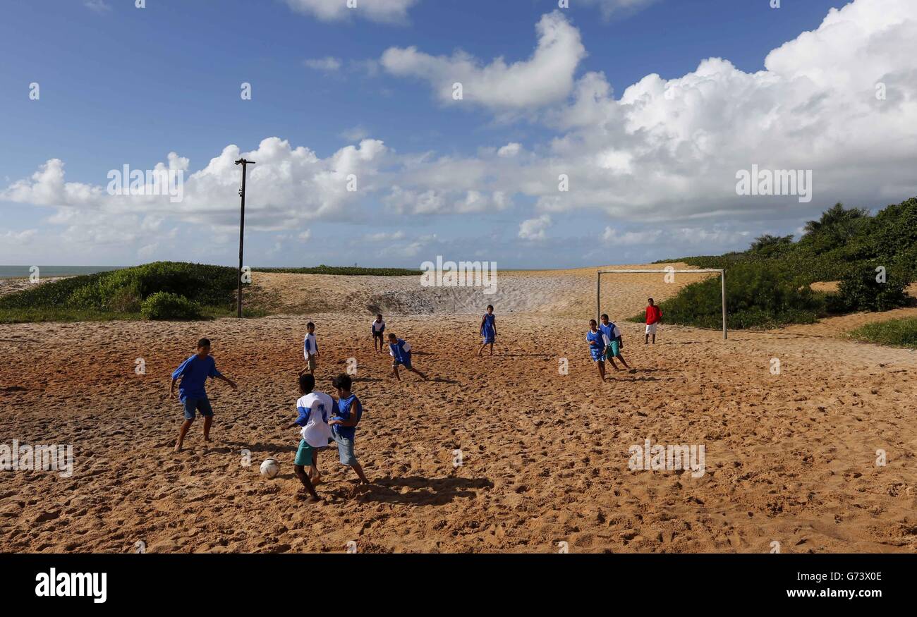 Bewohner spielen Fußball am Strand in Santa Cruz Cabralia in der Nähe von Porto Seguro, Brasilien, Mittwoch, 11. Juni 2014. Fußball-Fans auf der ganzen Welt sind rüstet sich für den World Cup Soccer Tournament zu sehen, der in Sao Paulo, Donnerstag startet. (AP Photo/Matthias Schrader) Stockfoto