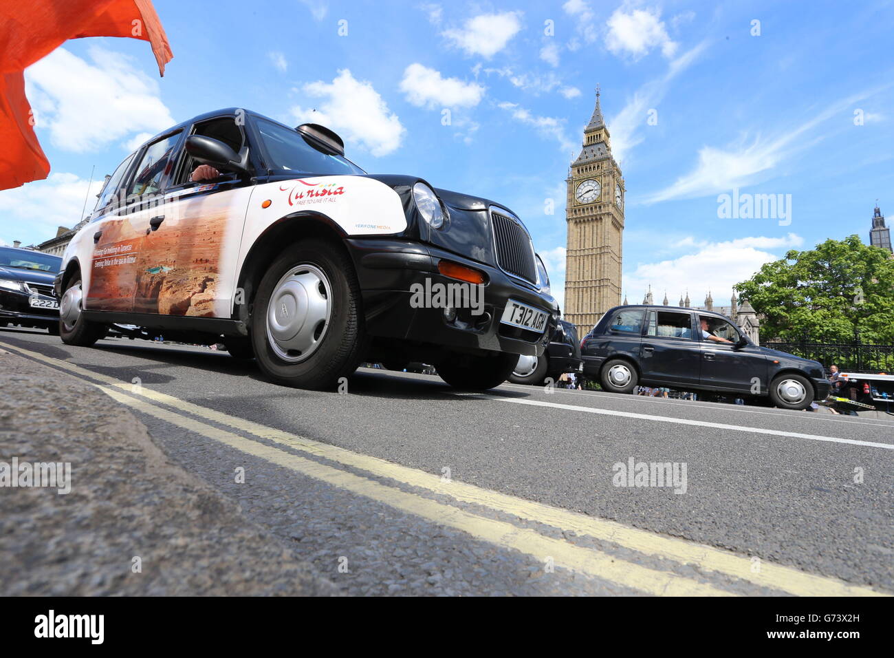 Schwarze Taxifahrer und lizenzierte Taxifahrer protestieren im Zentrum von London über die Einführung einer Telefon-App namens Uber, die es Kunden ermöglicht, Fahrzeuge zu buchen und zu verfolgen. Stockfoto