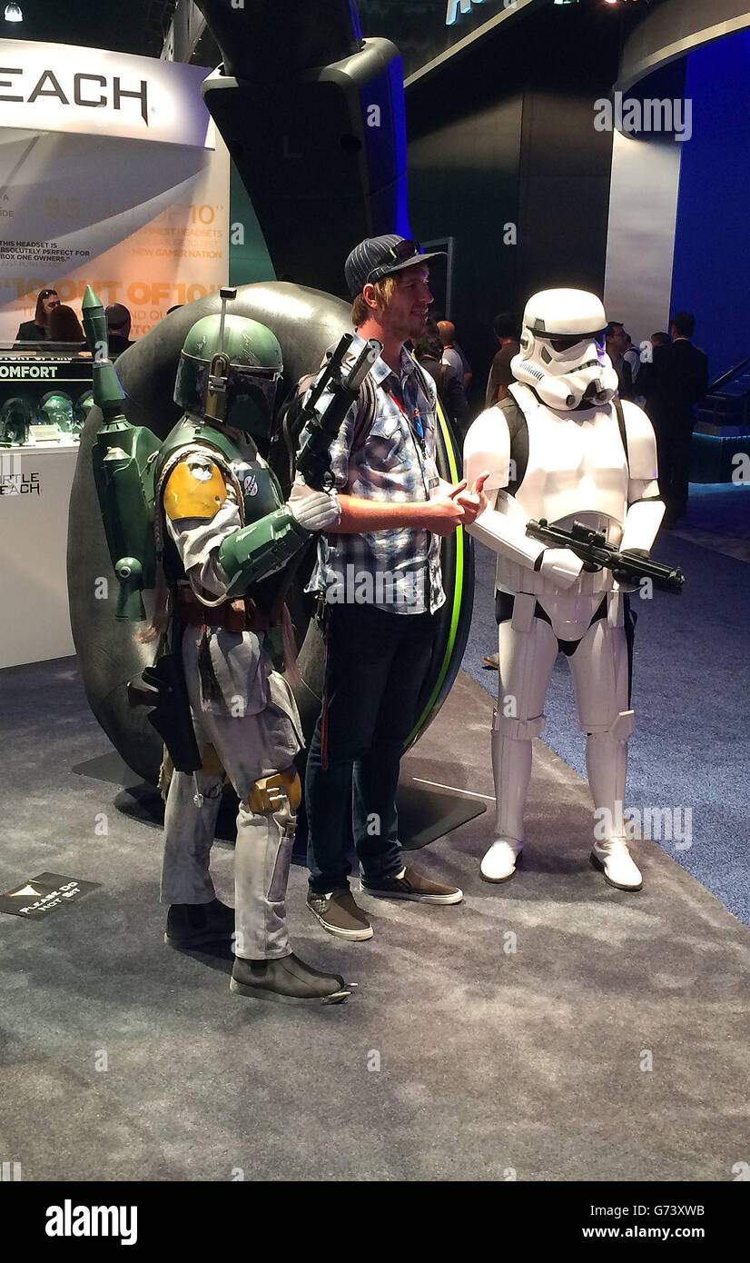 Ein Mann posiert auf der E3-Gaming-Konferenz in Los Angeles, USA, für ein Foto mit Star Wars-Charakteren. Stockfoto