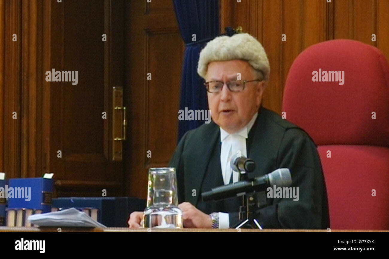 REDAKTIONELLE VERWENDUNG NUR Ein Standbild aus einem Videofeed der Dreharbeiten von Lord Justice Gross im Court of Appeal, London, da der "Kern" eines großen Terrorismusverfahrens geheim gehalten werden kann, urteilte das Court of Appeal. Stockfoto