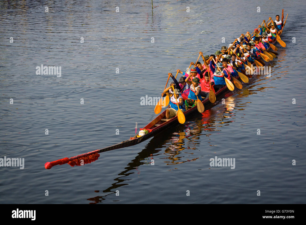 Teilnehmer für ein Longboat racing Festival zurück zum Startbereich nach Abschluss eines Rennens. Stockfoto