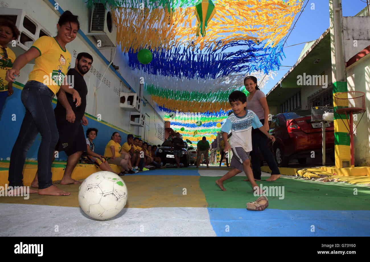 In Manaus spielen Einheimische vor der FIFA-Weltmeisterschaft, Gruppe D zwischen England und Italien, in der Arena da Amazonia, Brasilien, Fußball. Stockfoto