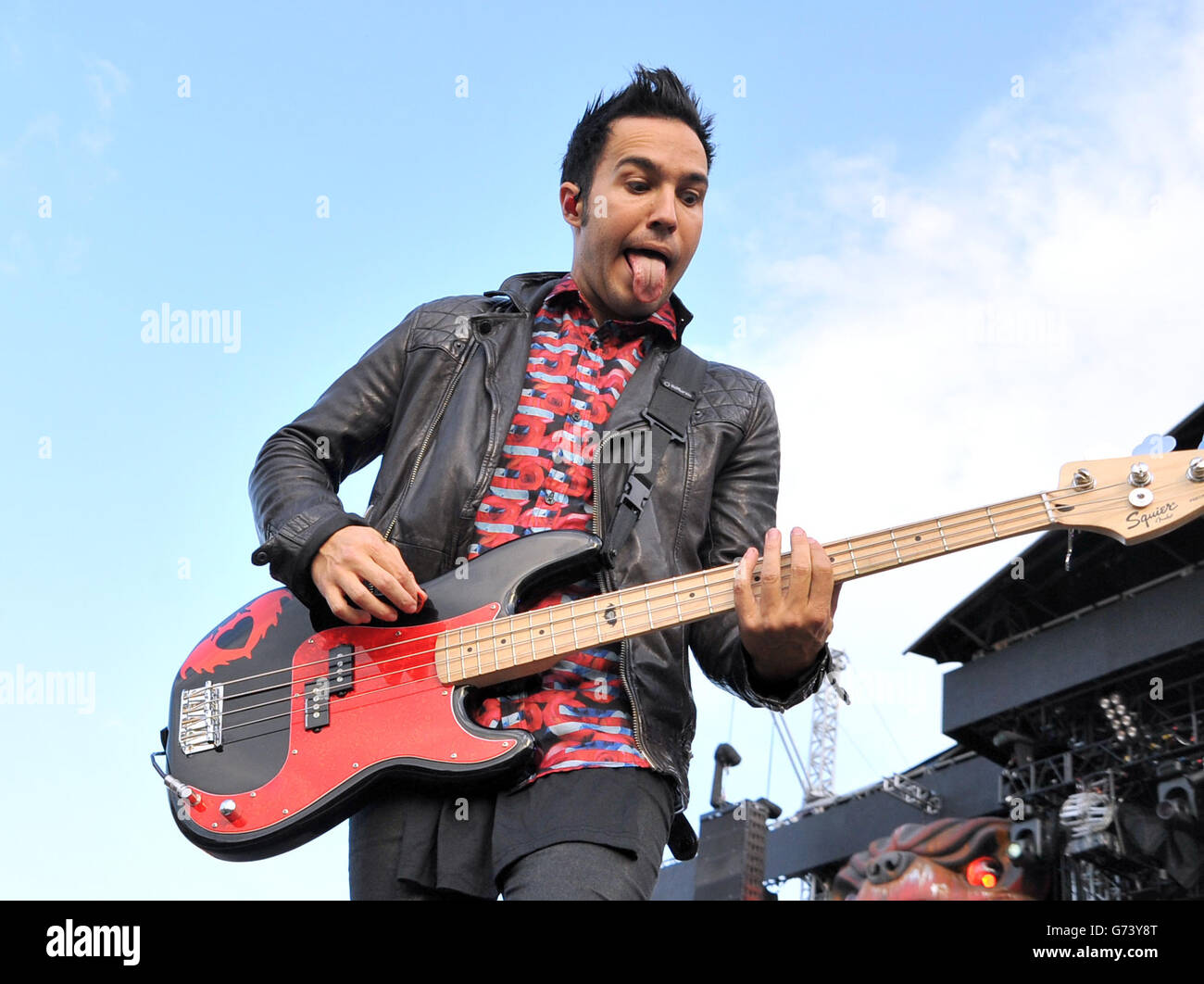 Pete Wentz von Fall Out Boy streckt seine Zunge für die Fotografen aus, als er am zweiten Tag des 2014 Download Festivals im Donington Park auftritt. Stockfoto