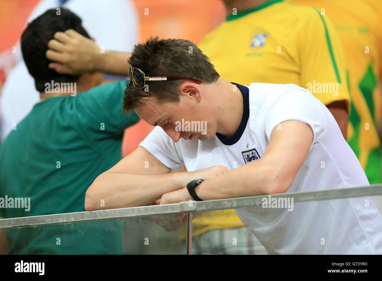 Ein England-Fan steht nach dem finalen Pfeifen im FIFA World Cup, Gruppe D Spiel in der Arena da Amazonia, Manaus, Brasilien, dejected. DRÜCKEN Sie VERBANDSFOTO. Bilddatum: Samstag, 14. Juni 2014. Siehe PA Geschichte FUSSBALL England. Bildnachweis sollte lauten: Mike Egerton/PA Wire. . Keine kommerzielle Nutzung. Keine Verwendung mit inoffiziellen Logos von Drittanbietern. Keine Bildbearbeitung. Keine Videoemulation Stockfoto