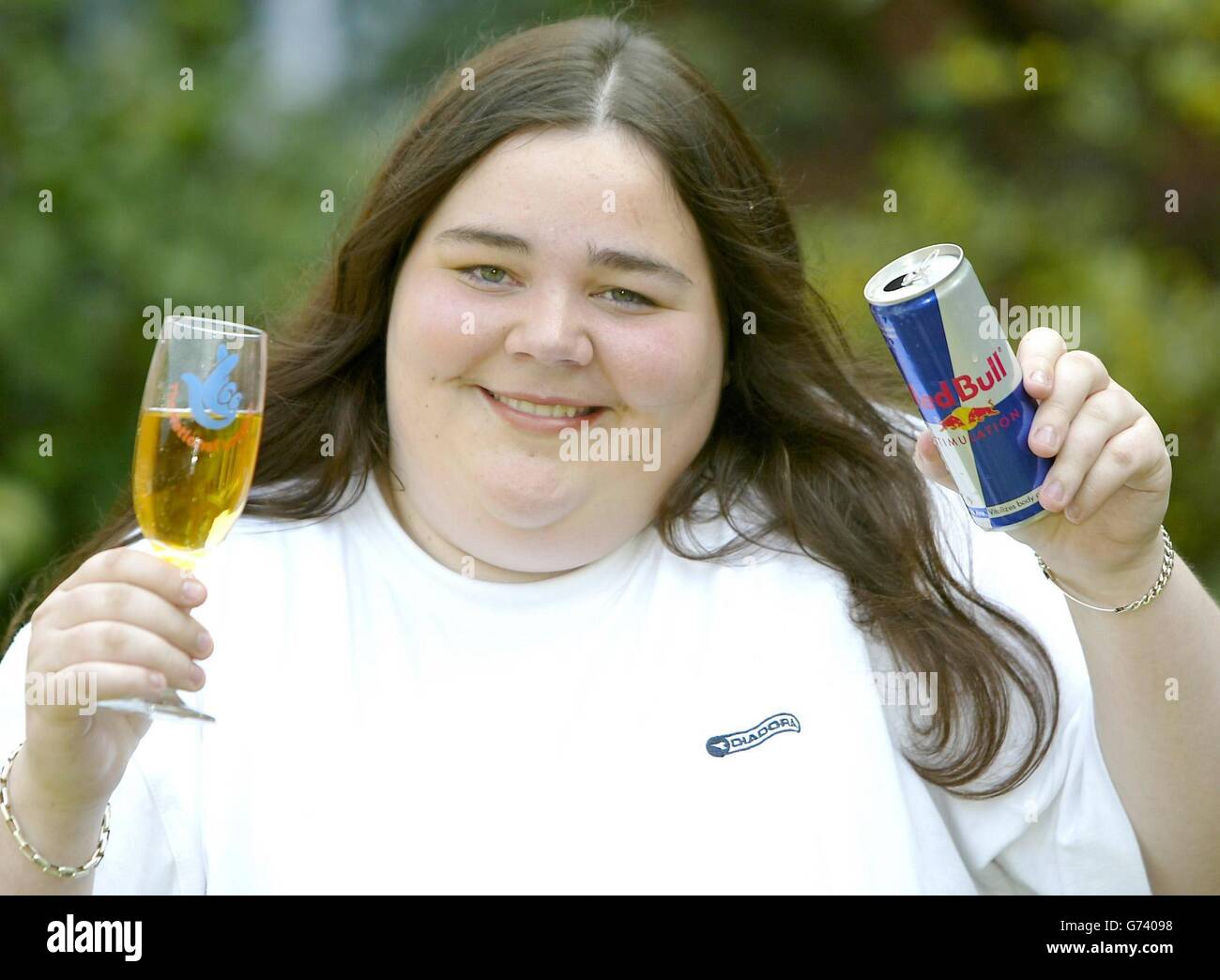 Die Jubilante Hayley Morrish, 17, feiert ihren 1 Million Lottery Rubbelkartengewinn mit einer Dose Red Bull im St. David's Park Hotel, Chester. Die Tankstellenkassiererin, die 3.80 Stunden verdient hatte, versuchte ihr Glück mit einer „Bullion“-Karte von 5 während einer ruhigen Schicht in Tarvin, Cheshire, und landete den Hauptpreis. Sie sagte Reportern, dass sie Fahrstunden und einen „roen Saxo“ kaufen wolle. Stockfoto