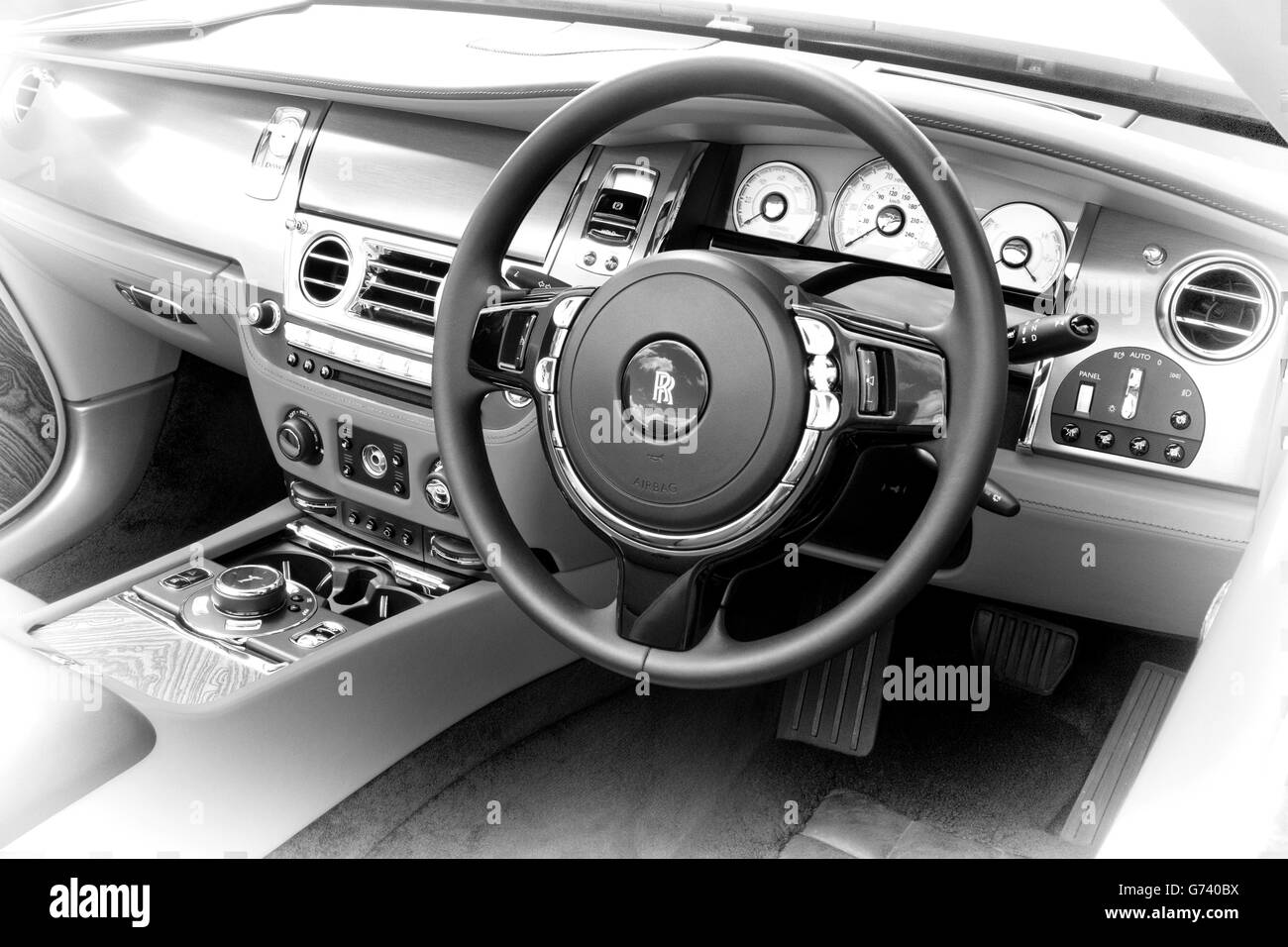Dash und gegenlenken Rad von einem neuen Rolls-Royce mit orangefarbenem Leder Stockfoto
