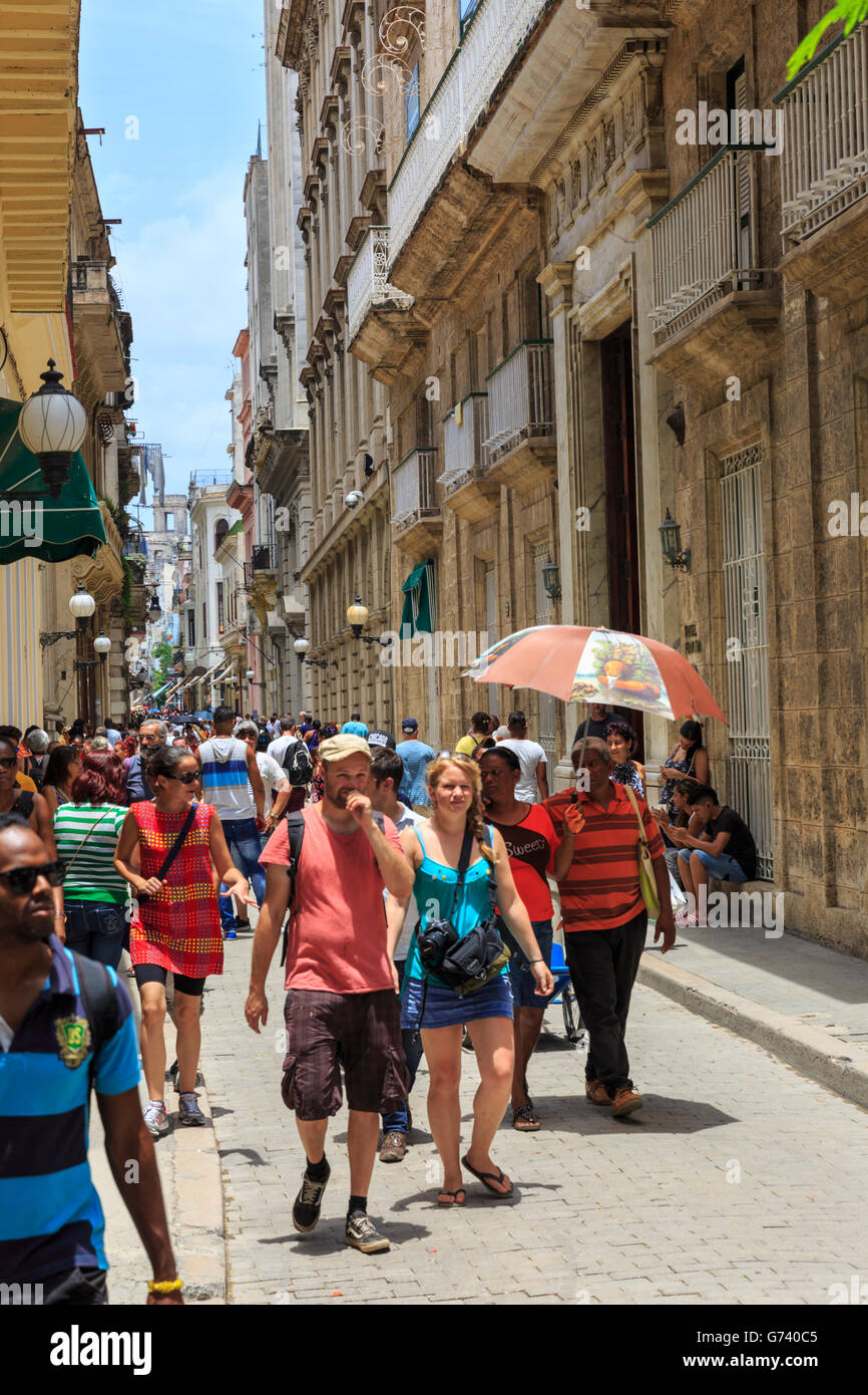 Touristen, shopping und sightseeing in belebten Calle Obispo, La Habana Vieja, Havanna, Kuba Stockfoto