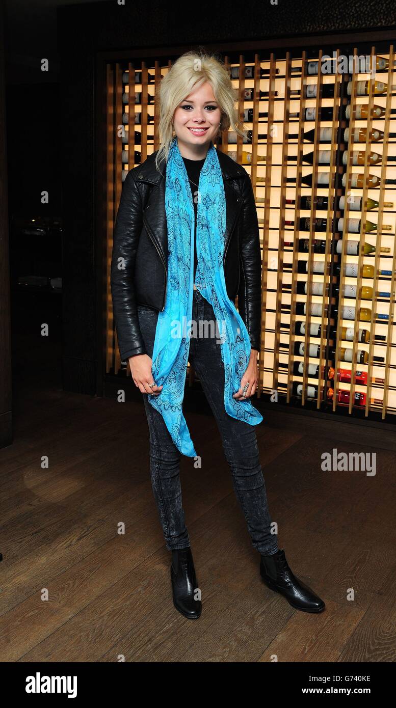 Nina Nesbitt bei einer Sondervorführung von The Fault in Our Stars im The May Fair Hotel, London. Stockfoto