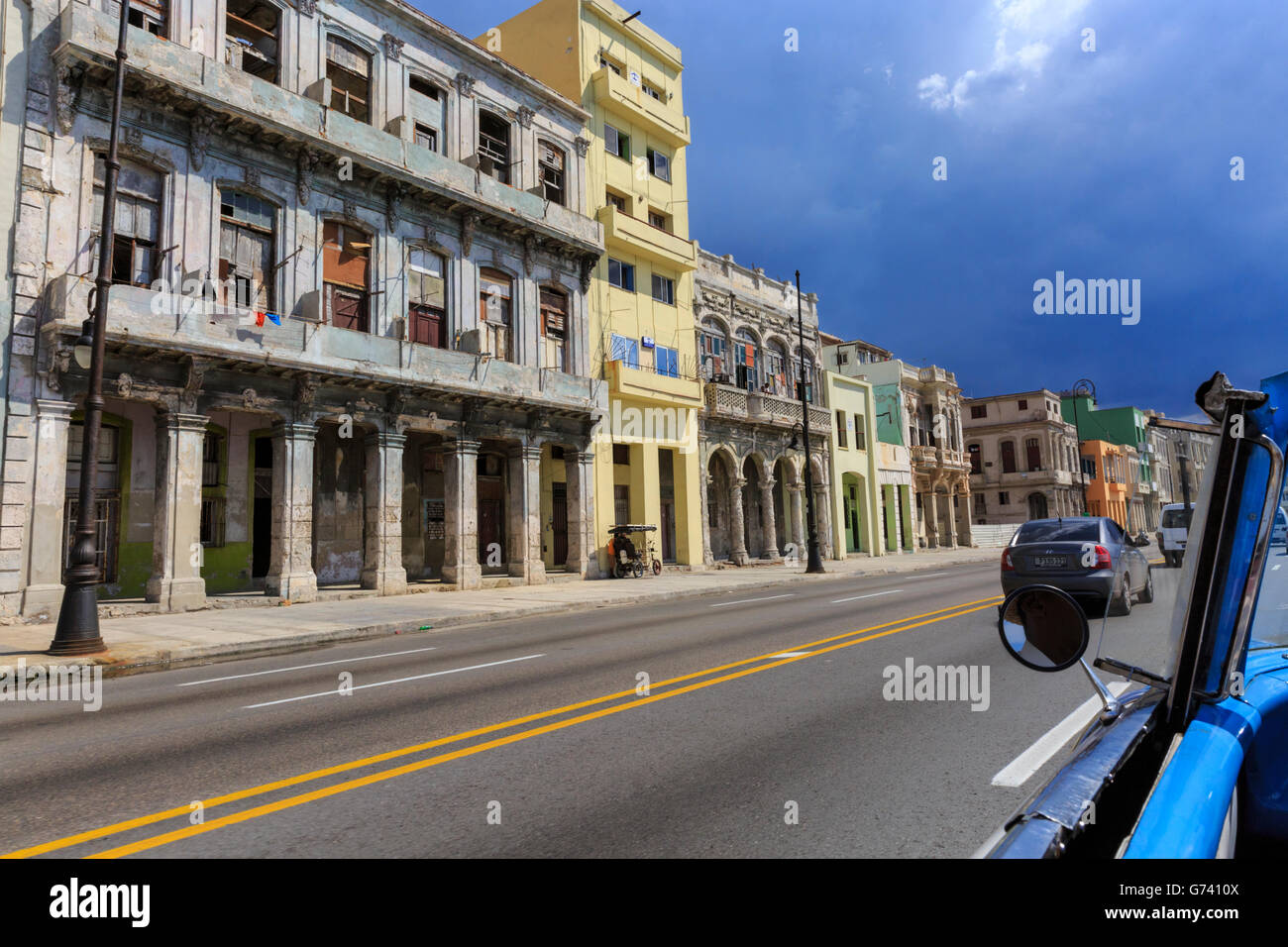 Bröckelnde Gebäude auf dem Malecon Meer fahren, Havanna, Kuba Stockfoto