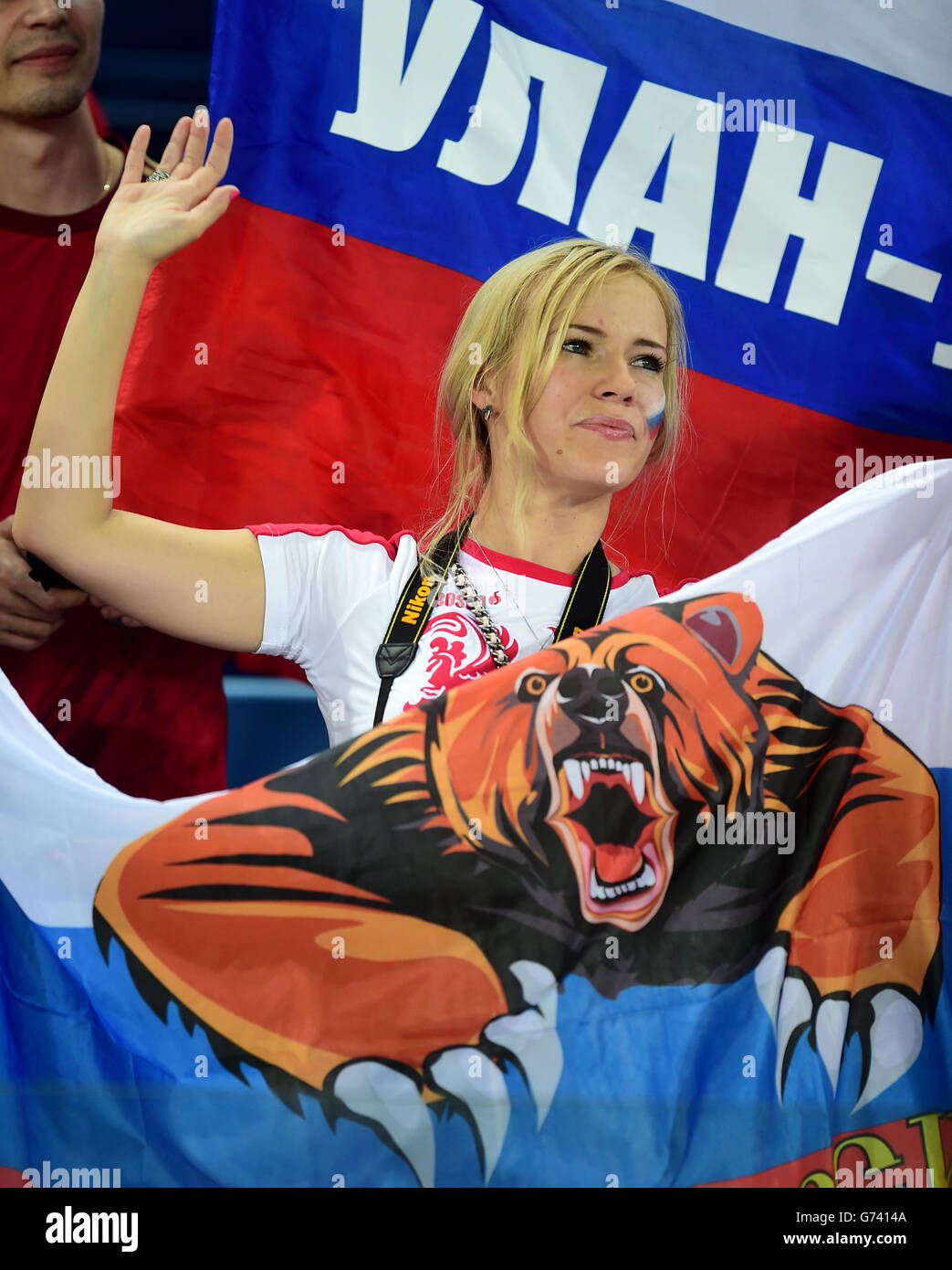 Fußball - FIFA Fußball-Weltmeisterschaft 2014 - Gruppe H - Russland gegen Südkorea - Arena Pantanal. Ein russischer Fan zeigt ihre Unterstützung auf den Tribünen Stockfoto