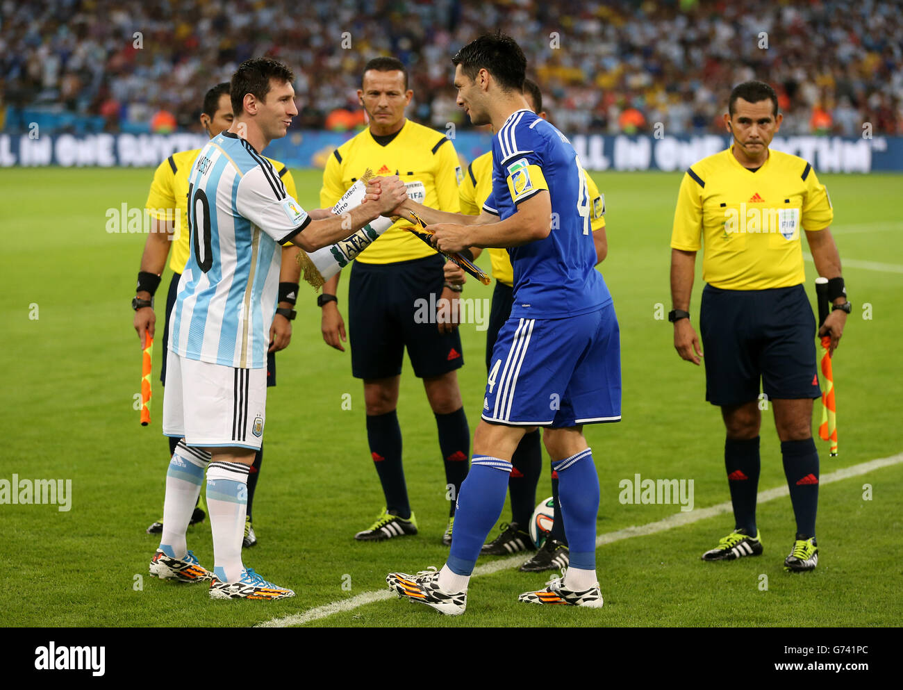 Fußball - FIFA Fußball-Weltmeisterschaft 2014 - Gruppe F - Argentinien / Bosnien und Herzegowina - Maracana. Argentiniens Kapitän Lionel Messi (links) schüttelt sich vor dem Anpfiff die Hände mit dem bosnisch-herzegowinischen Kapitän Emir Spahic Stockfoto