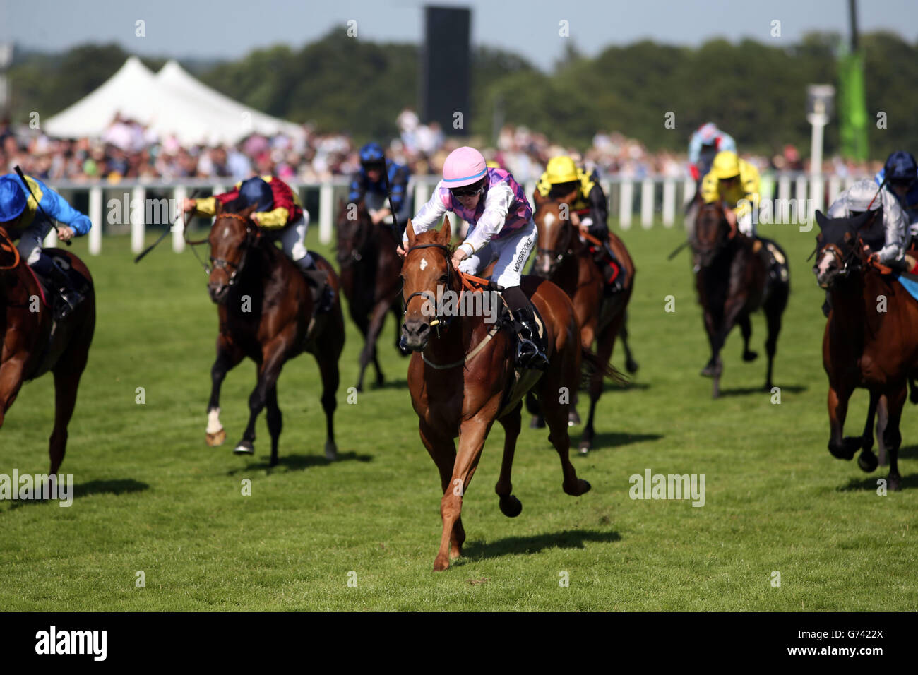 Baccarat (Mitte) unter George Chaloner gewinnt die Wokingham Stakes am fünften Tag des Royal Ascot Meeting 2014 auf der Ascot Racecourse, Berkshire. Stockfoto