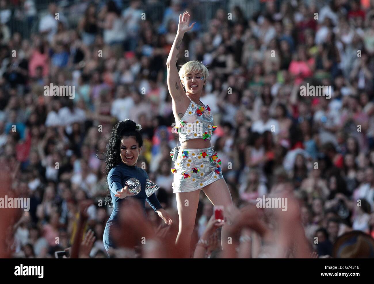 Capital FM Summertime Ball - London. Miley Cyrus tritt während des Summertime Ball von Capital FM im Wembley Stadium, London, auf. Stockfoto