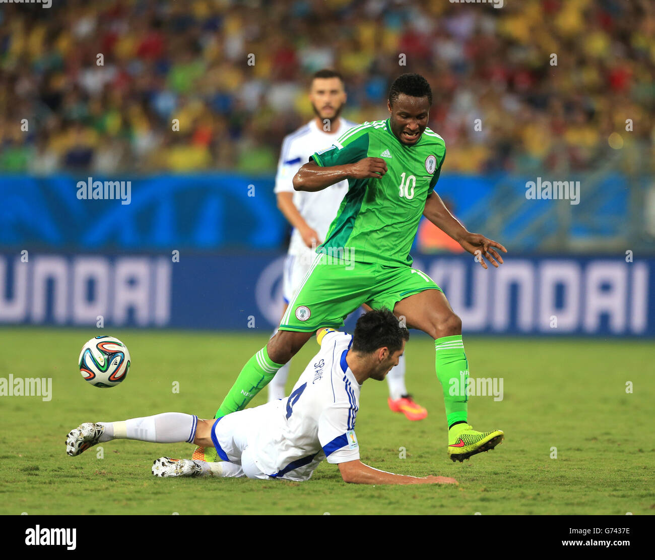 Fußball - FIFA Fußball-Weltmeisterschaft 2014 - Gruppe F - Nigeria - Bosnien und Herzegowina - Arena Pantanal. Der nigerianische John Mikel (rechts) und der bosnisch-herzegowinische Emir Spahic kämpfen um den Ball Stockfoto