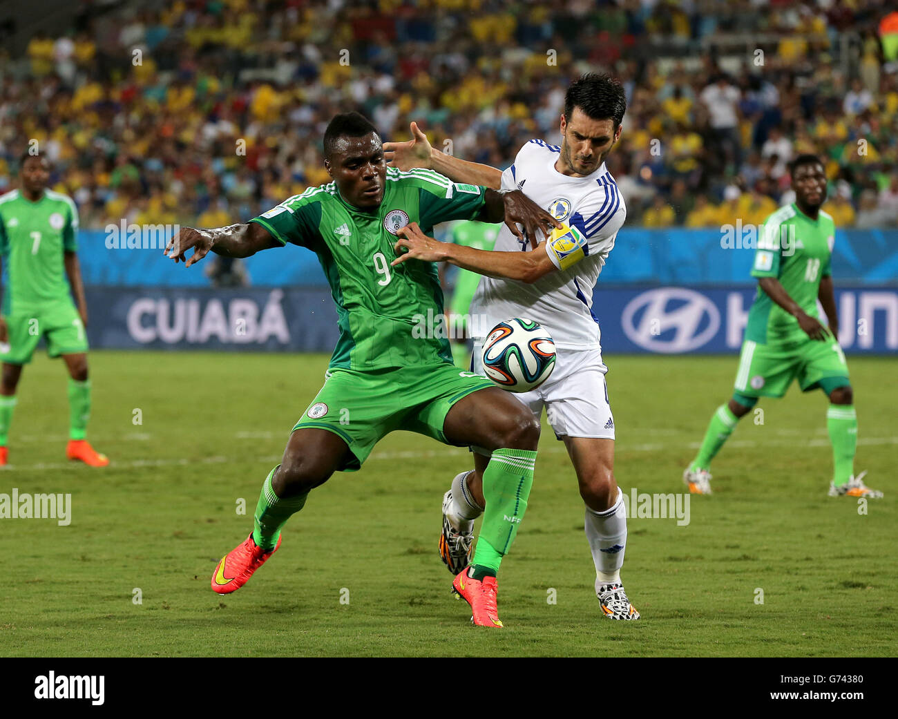 Fußball - FIFA Fußball-Weltmeisterschaft 2014 - Gruppe F - Nigeria - Bosnien und Herzegowina - Arena Pantanal. Der nigerianische Emmanuel Emenike (links) und der bosnisch-herzegowinische Emir Spahic kämpfen um den Ball Stockfoto