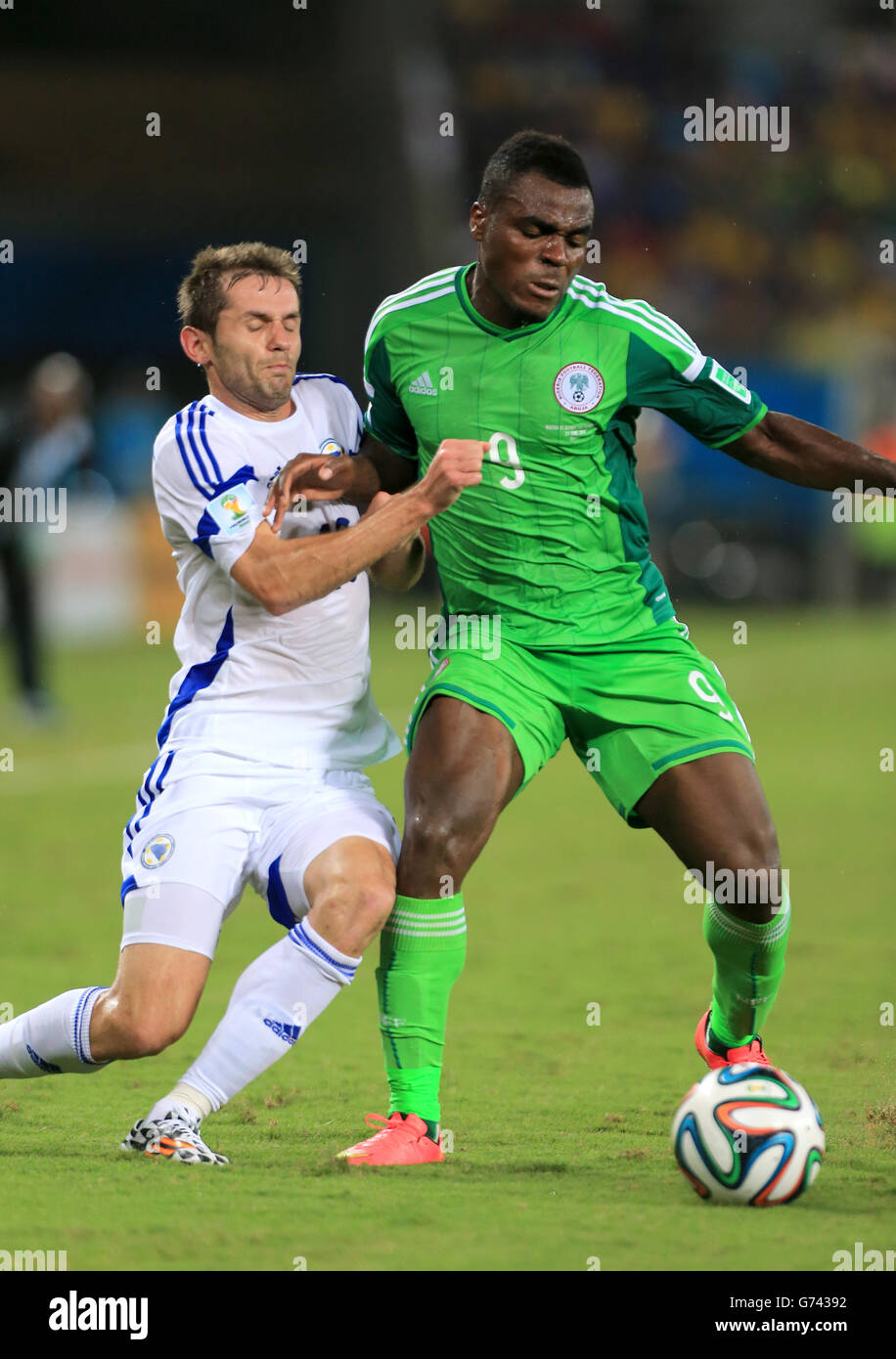 Fußball - FIFA Fußball-Weltmeisterschaft 2014 - Gruppe F - Nigeria - Bosnien und Herzegowina - Arena Pantanal. Der nigerianische Emmanuel Emenike (rechts) und der Senad Lulic von Bosnien und Herzegowina kämpfen um den Ball Stockfoto